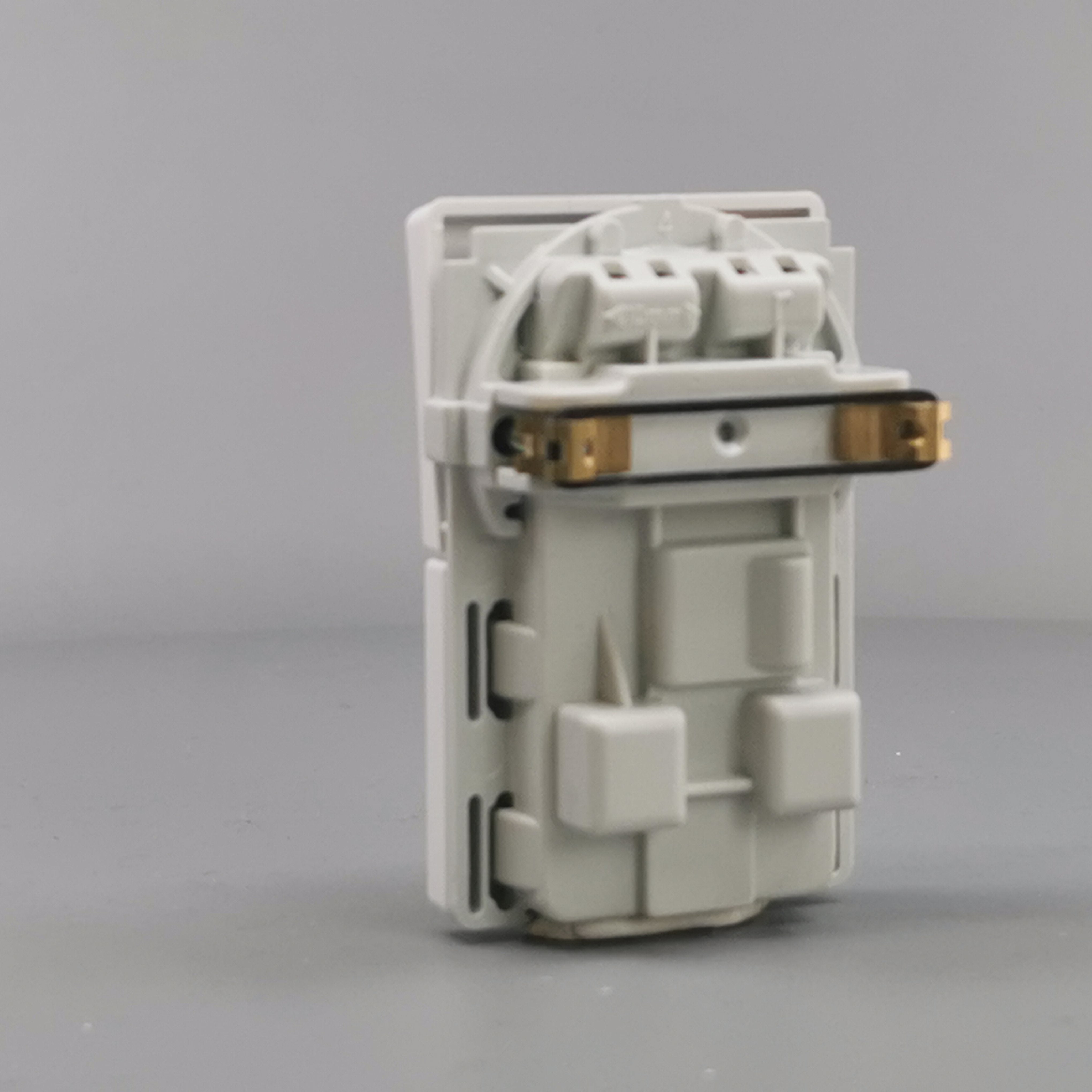 Fuga EDB stikkon. med jord og afbryder 2-pol - hvid