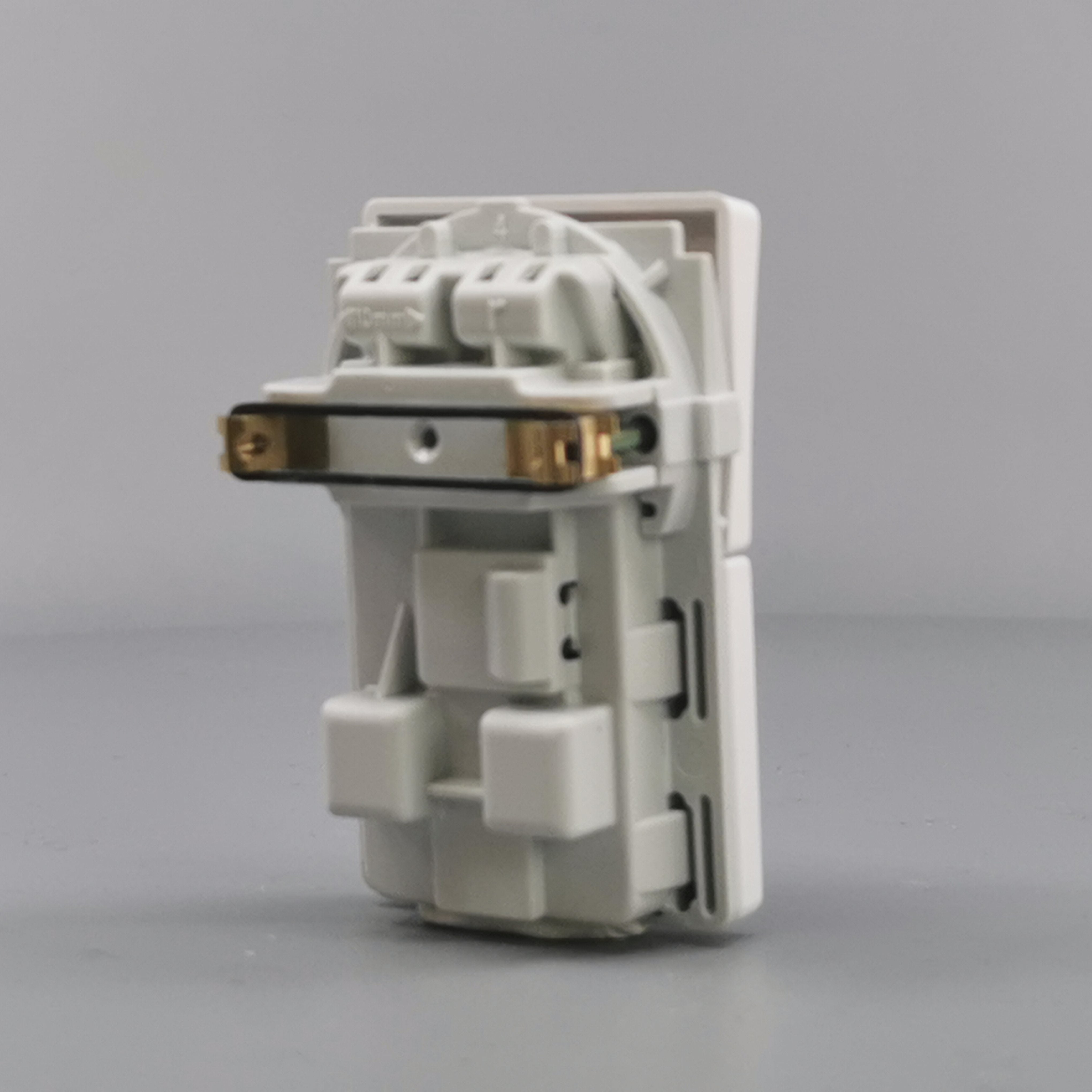 Fuga EDB stikkon. med jord og afbryder 2-pol - hvid