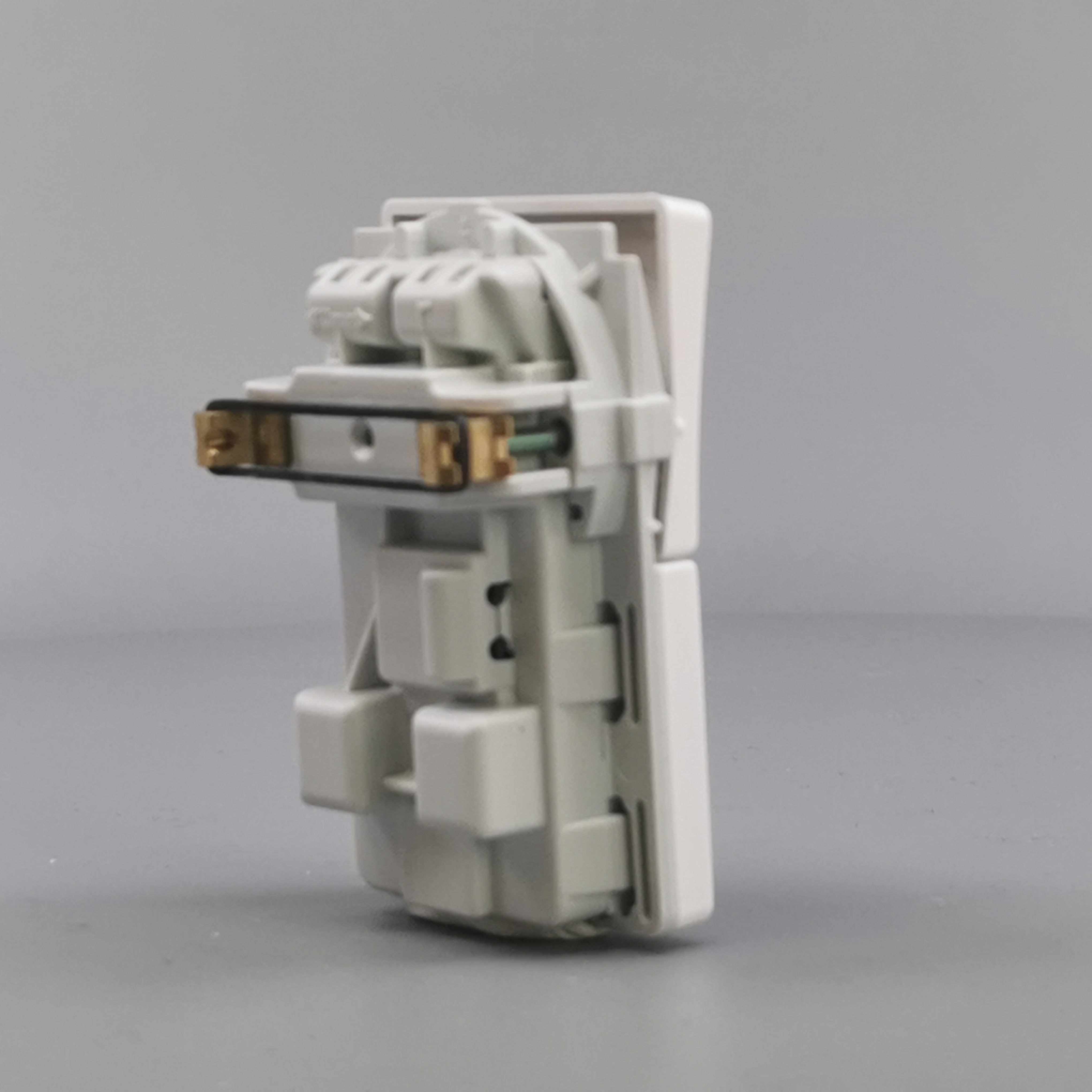 Fuga EDB stikkon. med jord og afbryder 2-pol - hvid