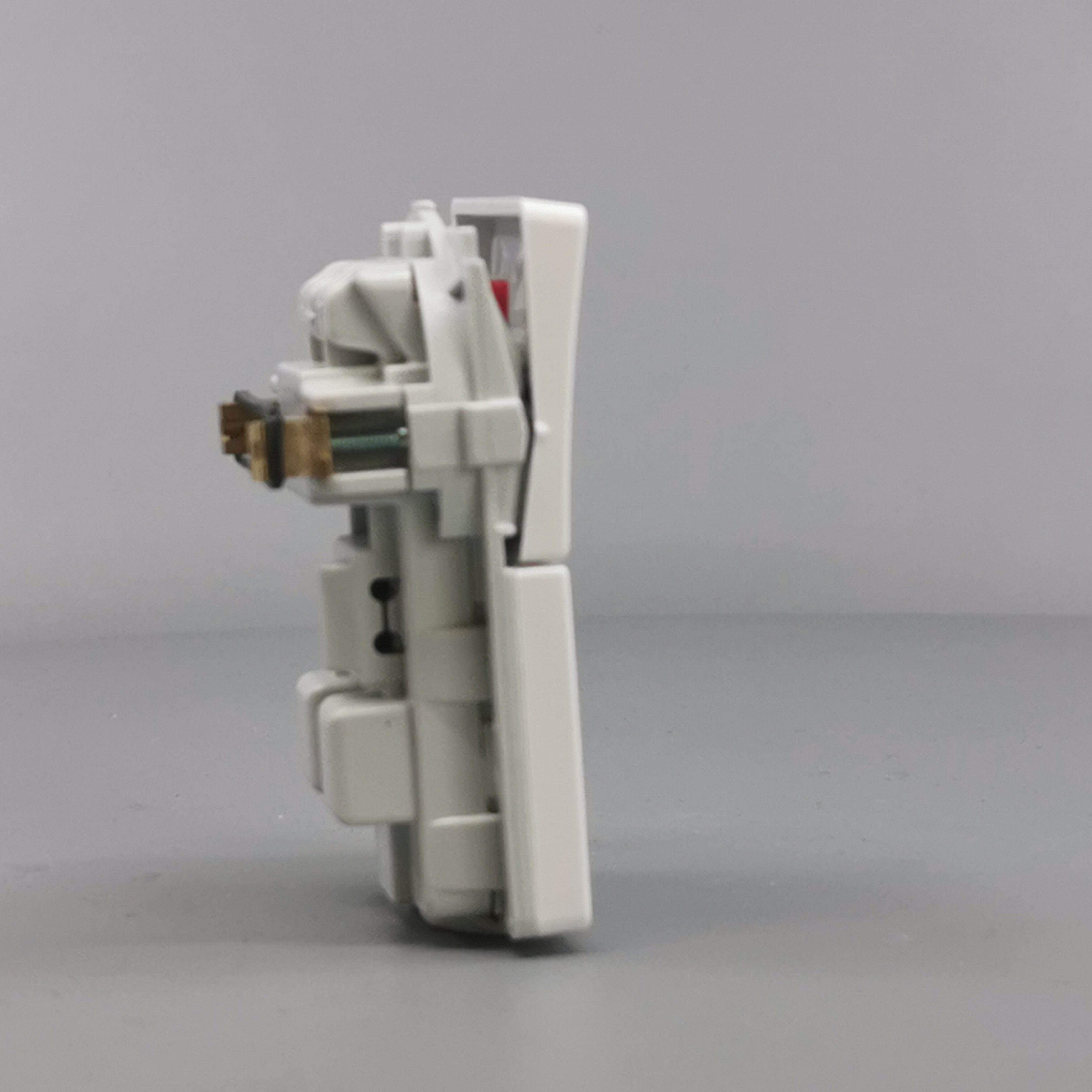 Fuga EDB stikkon. med jord og afbryder 2-pol - hvid