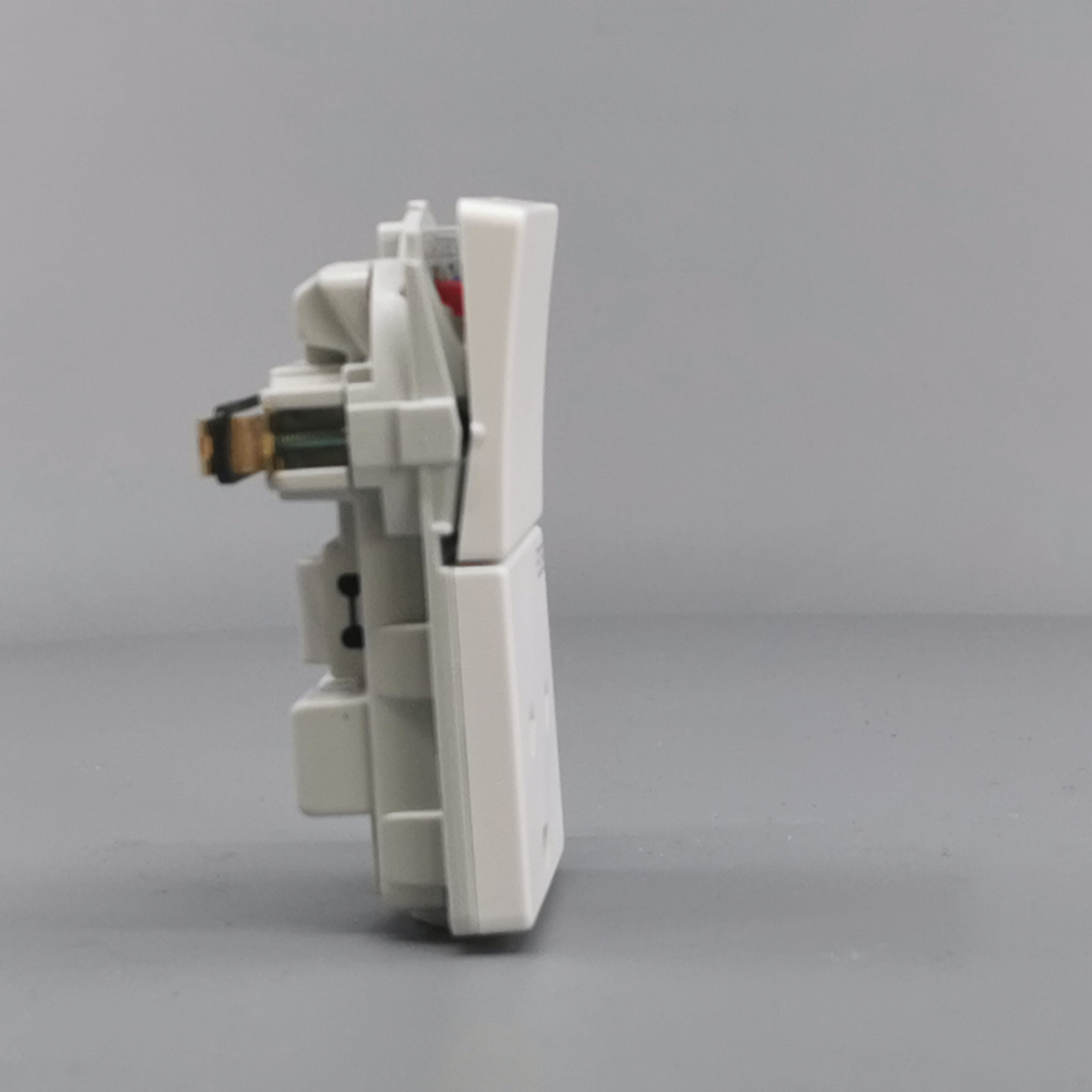 Fuga EDB stikkon. med jord og afbryder 2-pol - hvid