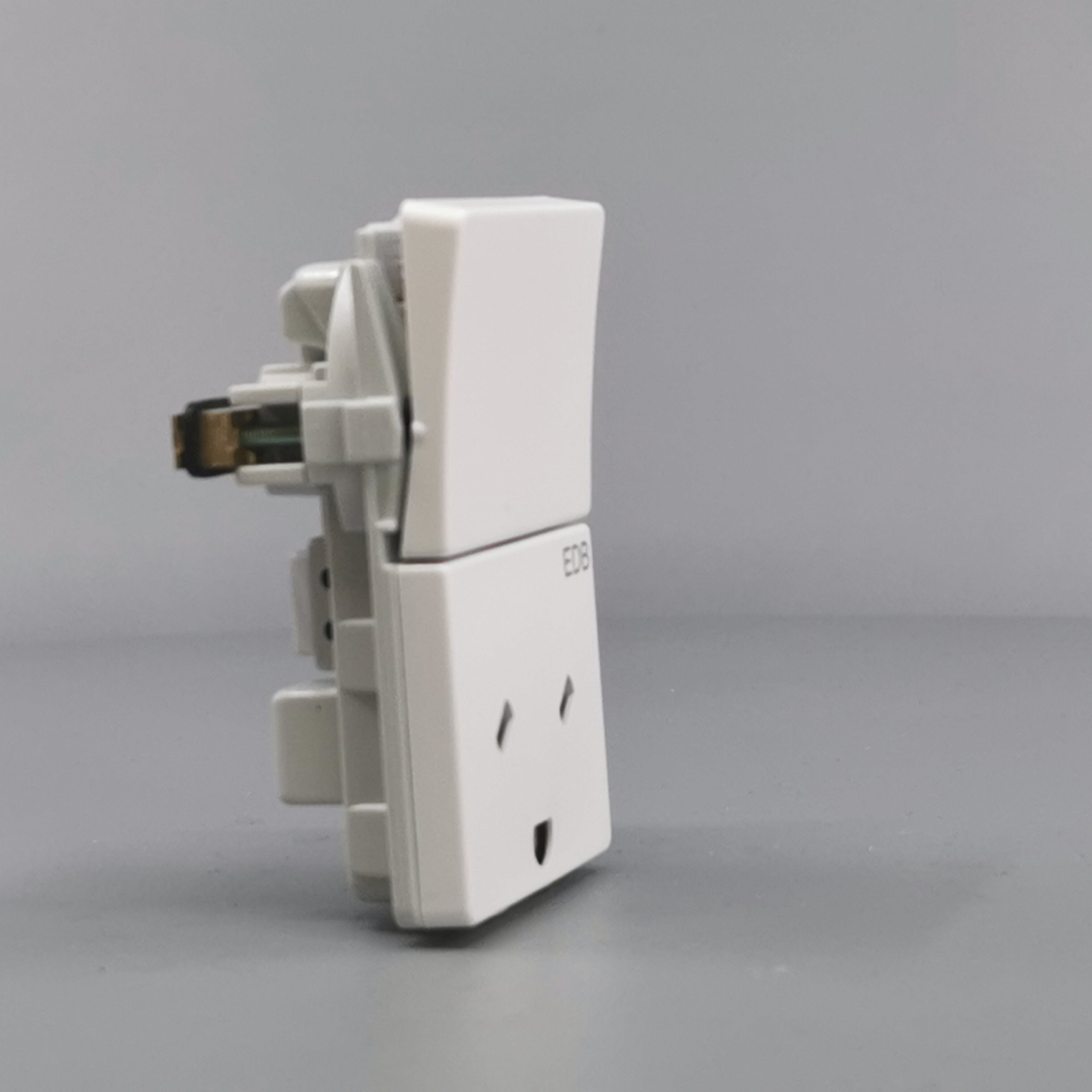 Fuga EDB stikkon. med jord og afbryder 2-pol - hvid