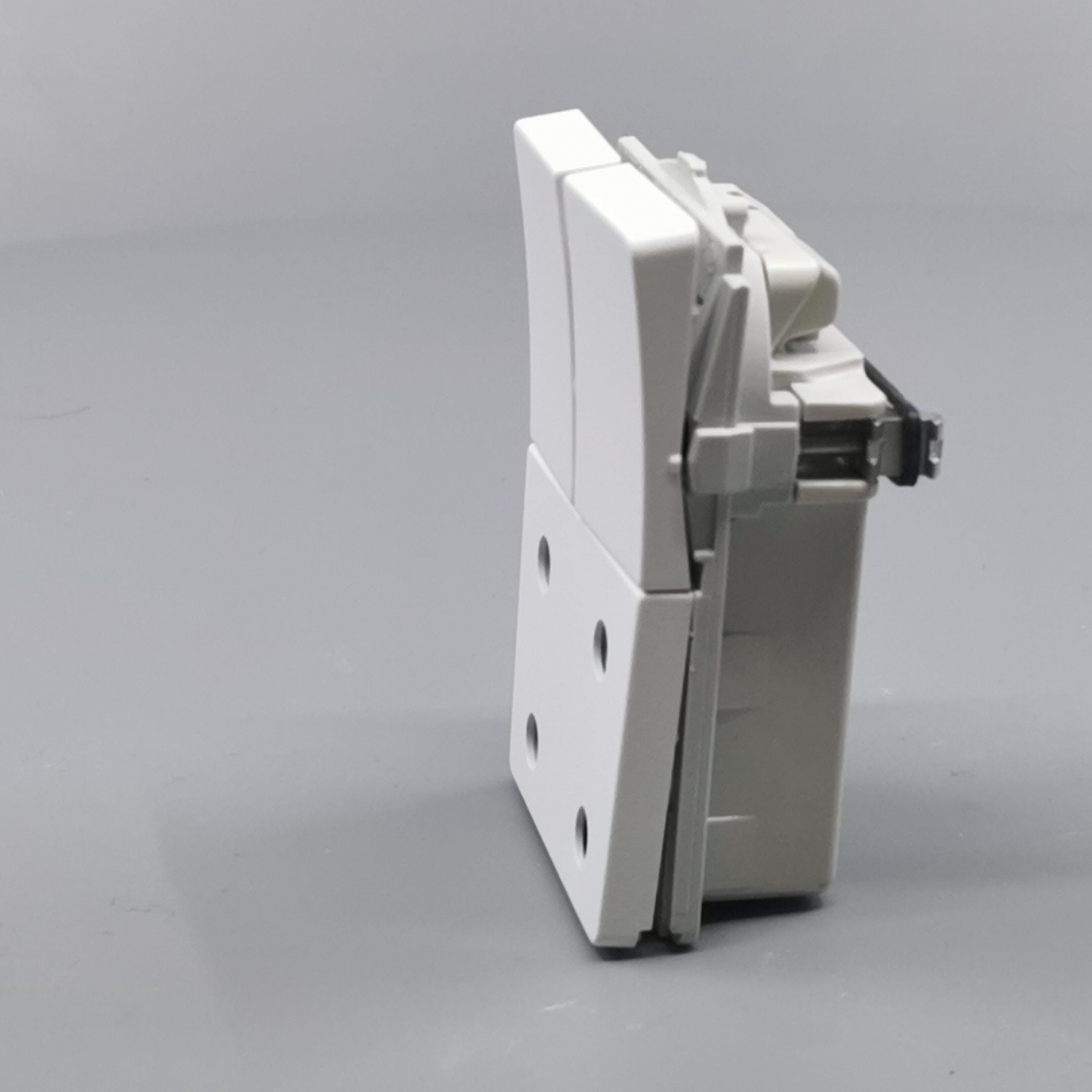 Fuga dobbelt stikkontakt med afbryder 1½ modul 2-pol - hvid