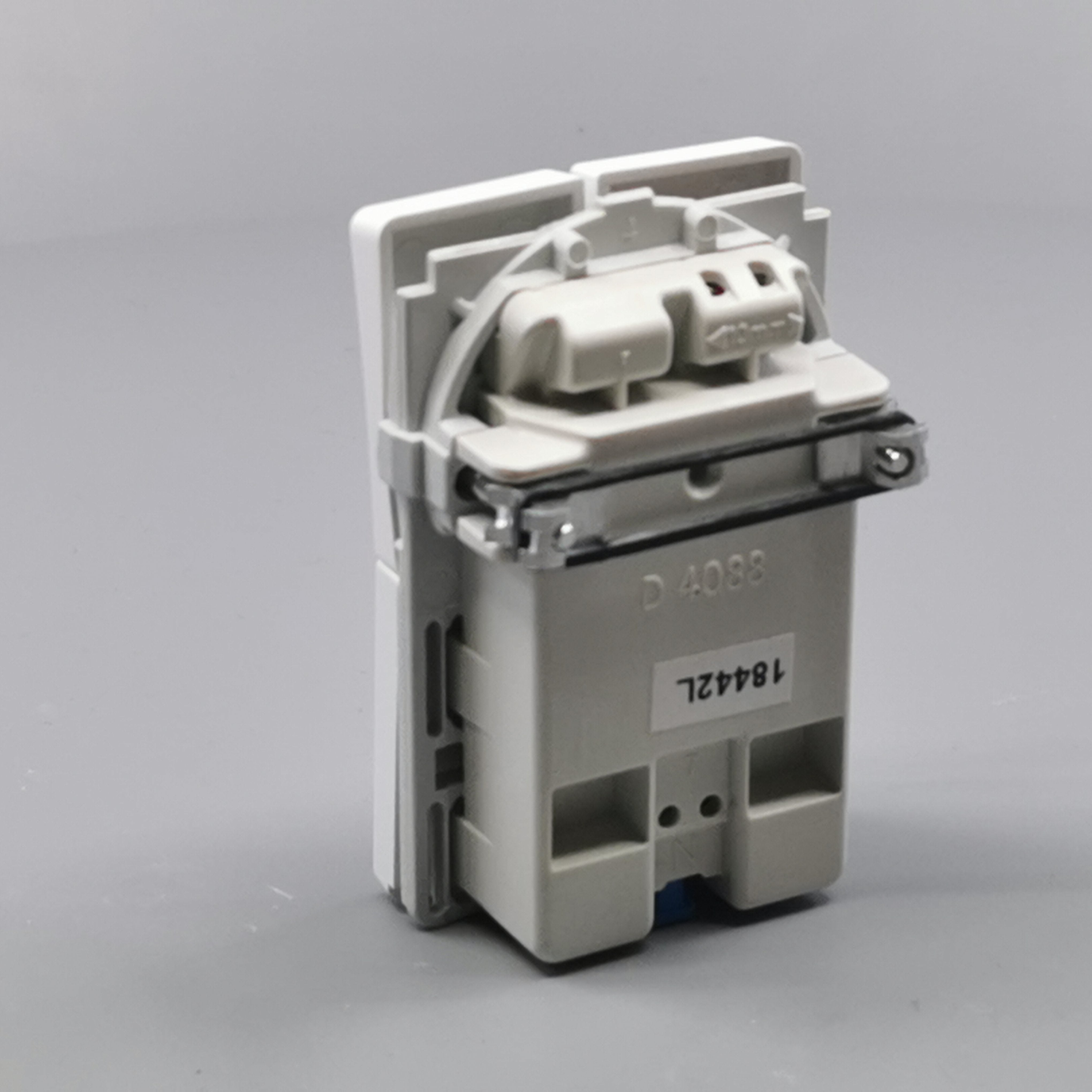 Fuga dobbelt stikkontakt med afbryder 1½ modul 2-pol - hvid