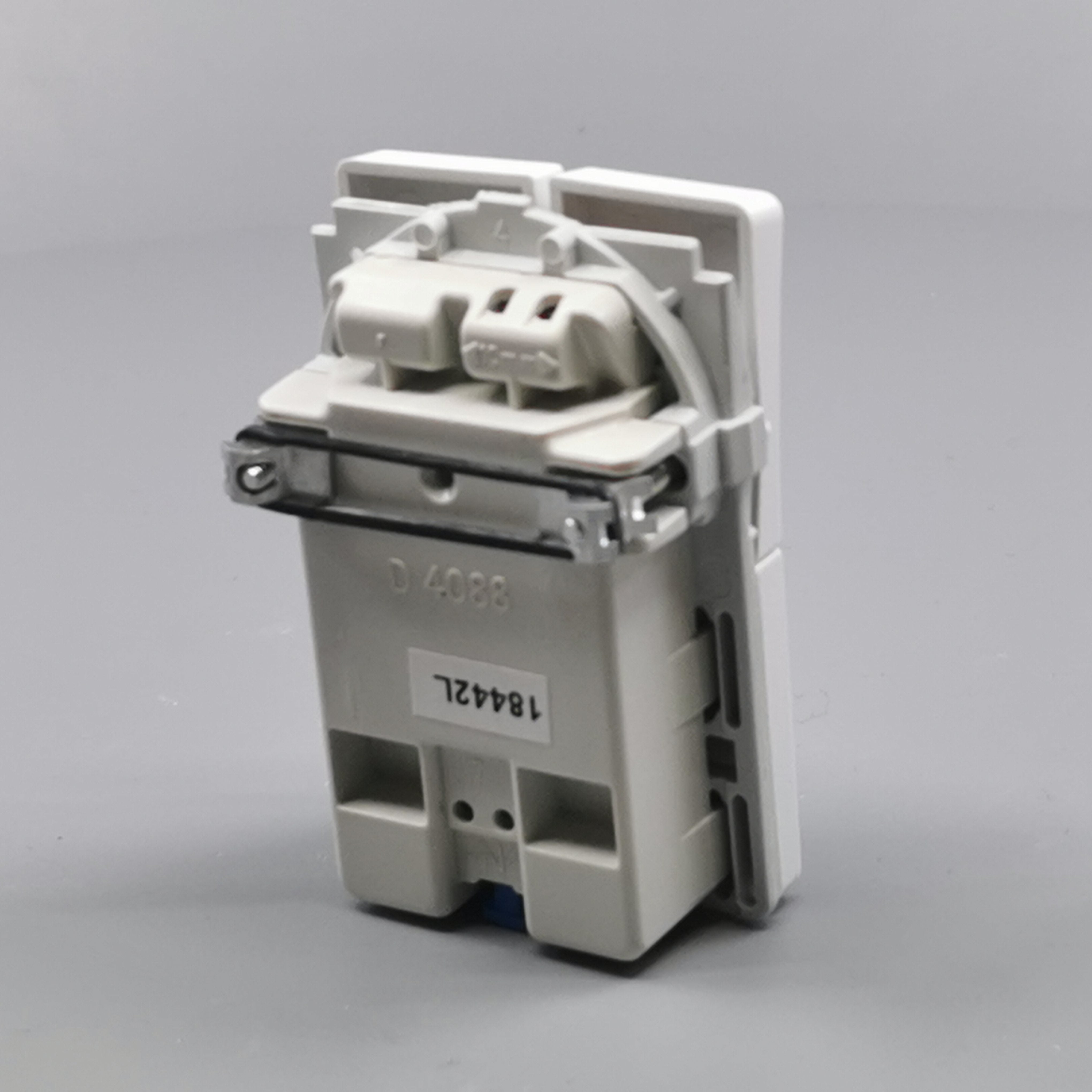 Fuga dobbelt stikkontakt med afbryder 1½ modul 2-pol - hvid