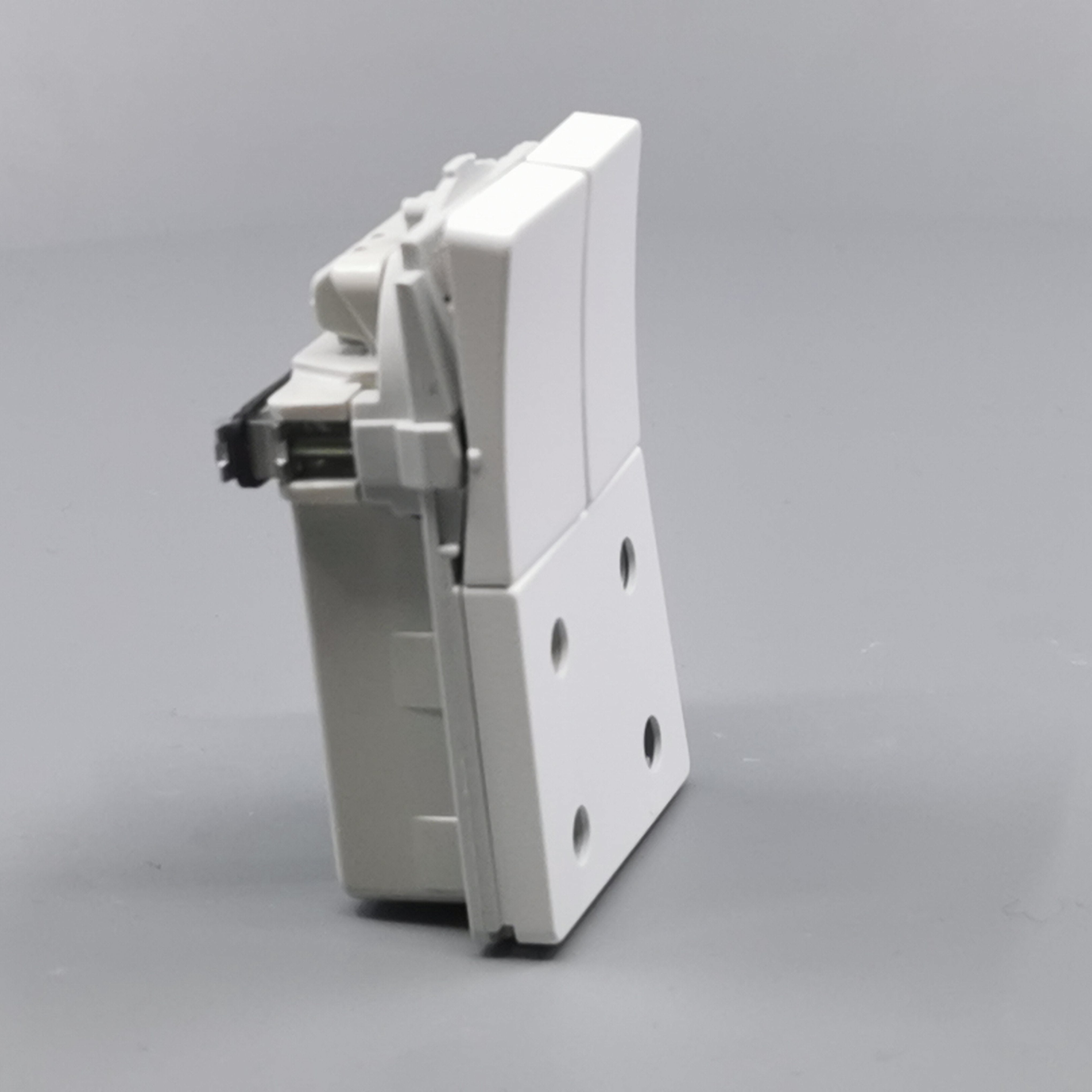 Fuga dobbelt stikkontakt med afbryder 1½ modul 2-pol - hvid