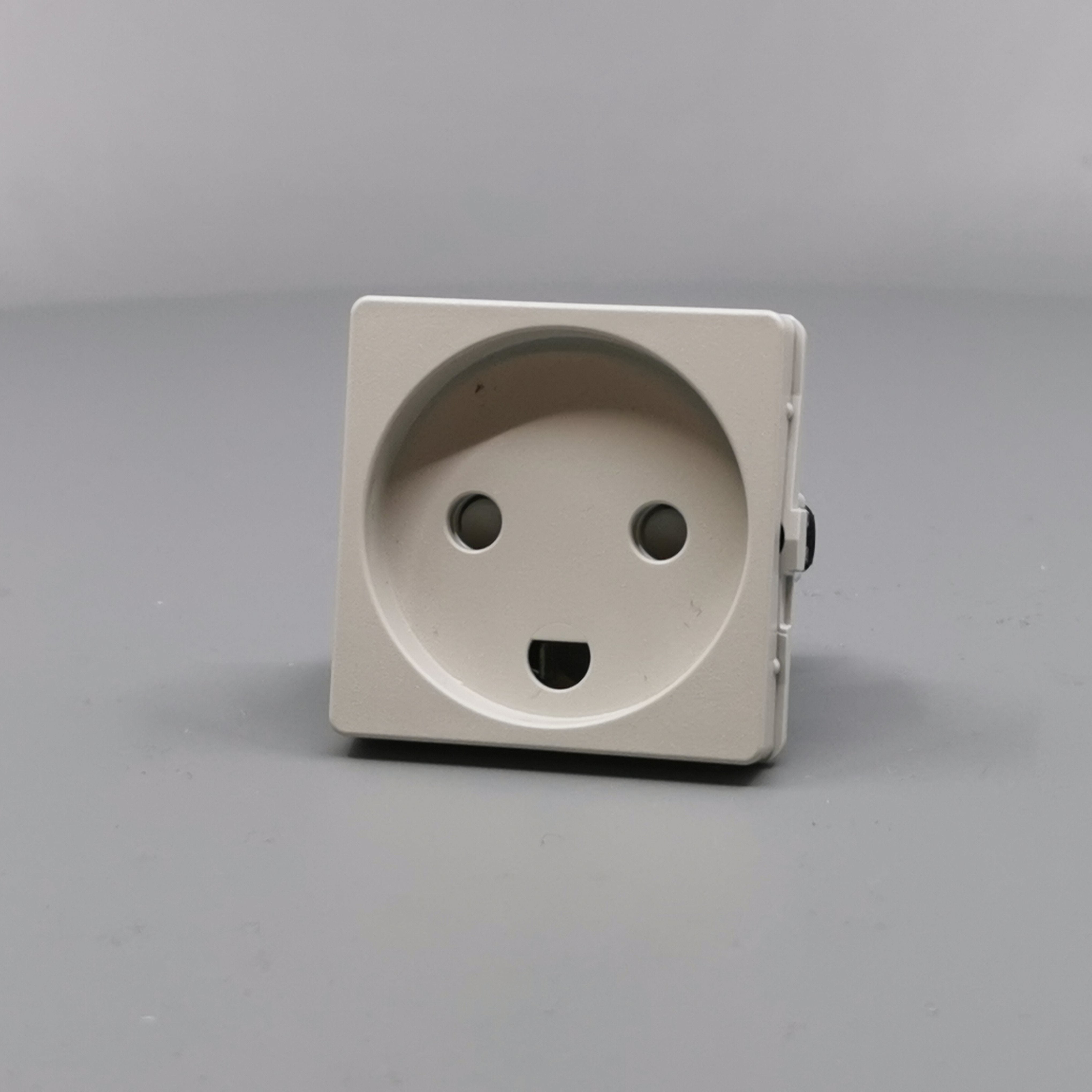 Fuga Stikkontakt 1 modul 2-pol med jord lysegrå