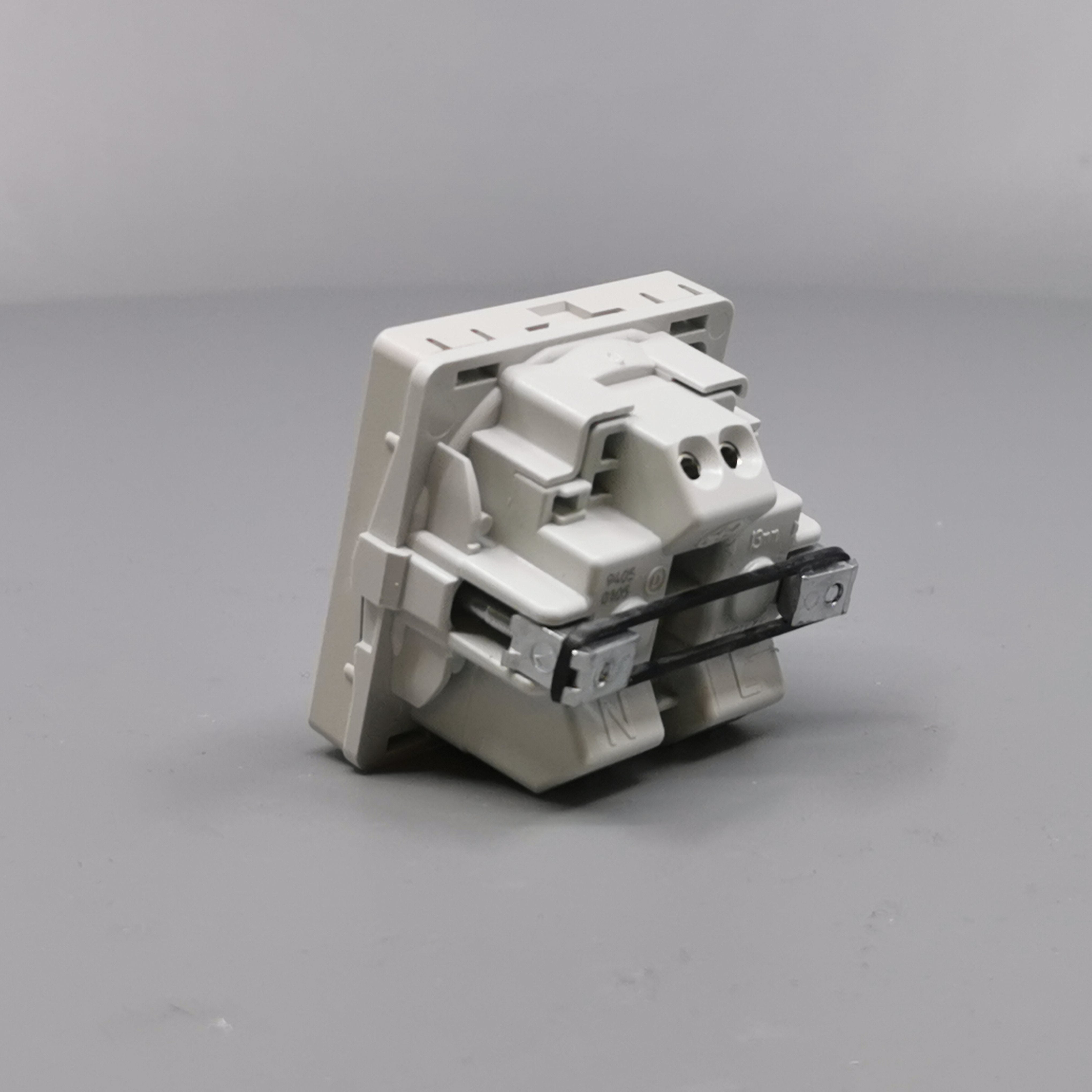 Fuga Stikkontakt 1 modul 2-pol med jord lysegrå