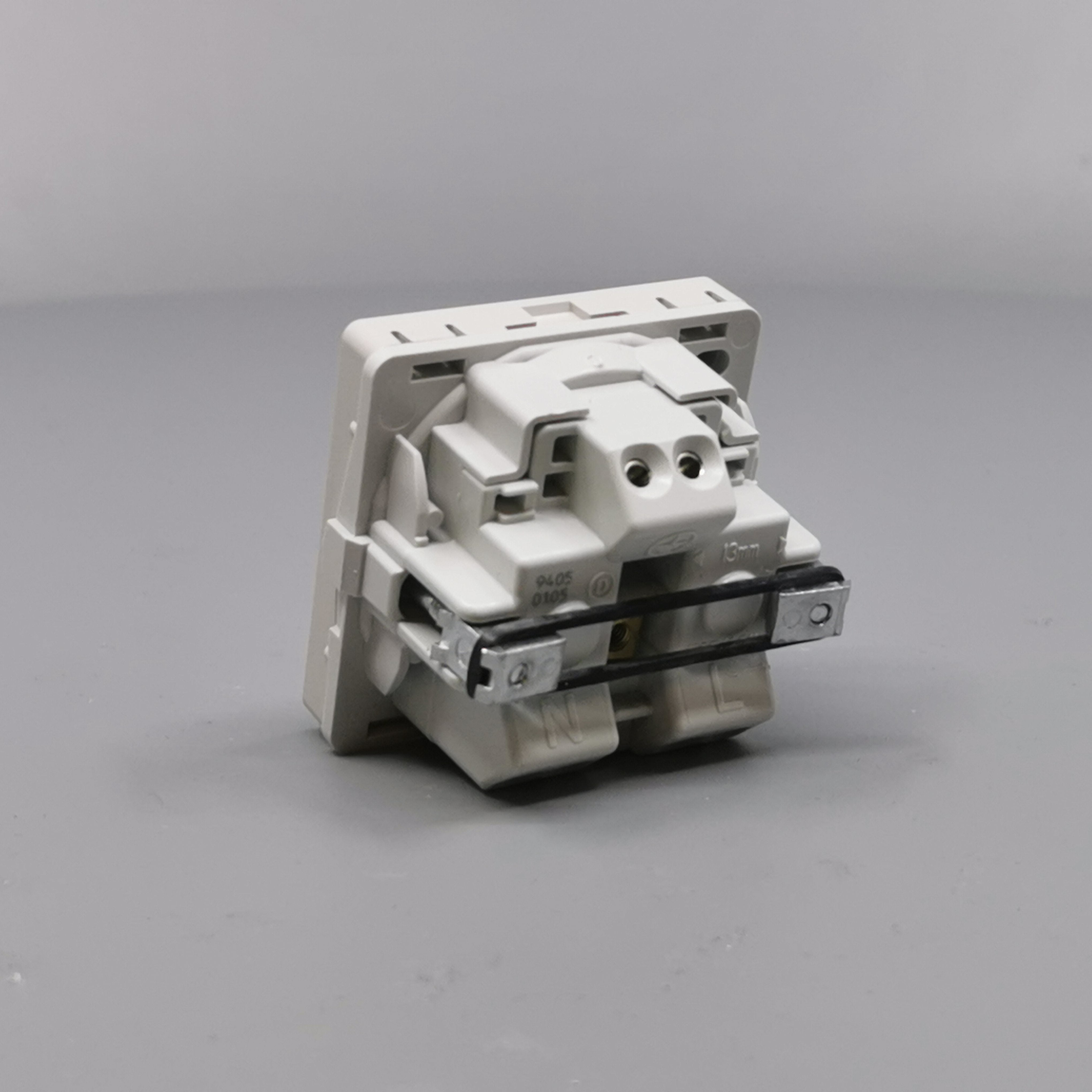 Fuga Stikkontakt 1 modul 2-pol med jord lysegrå