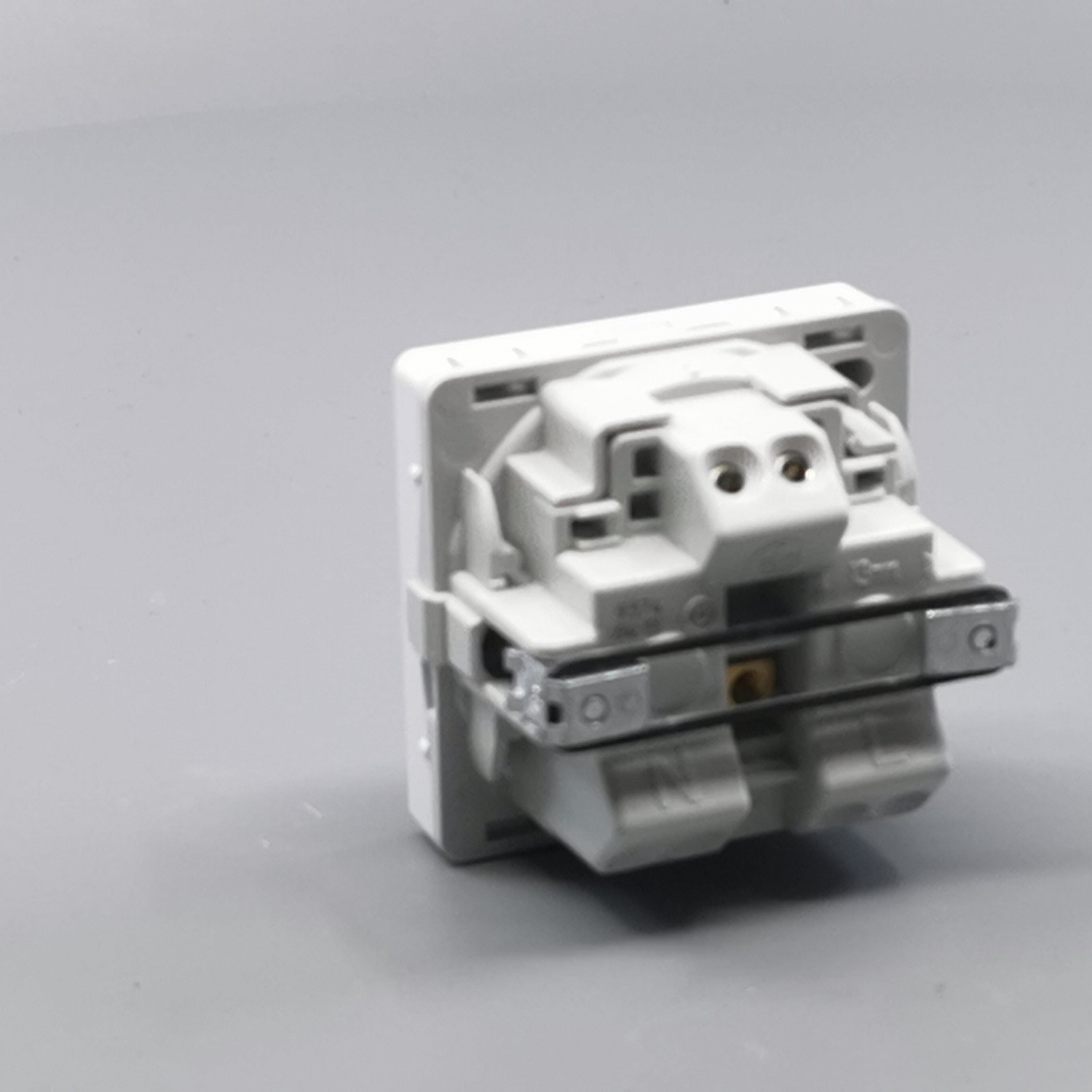 Fuga stikkontakt med jord 1 modul 2-pol - hvid