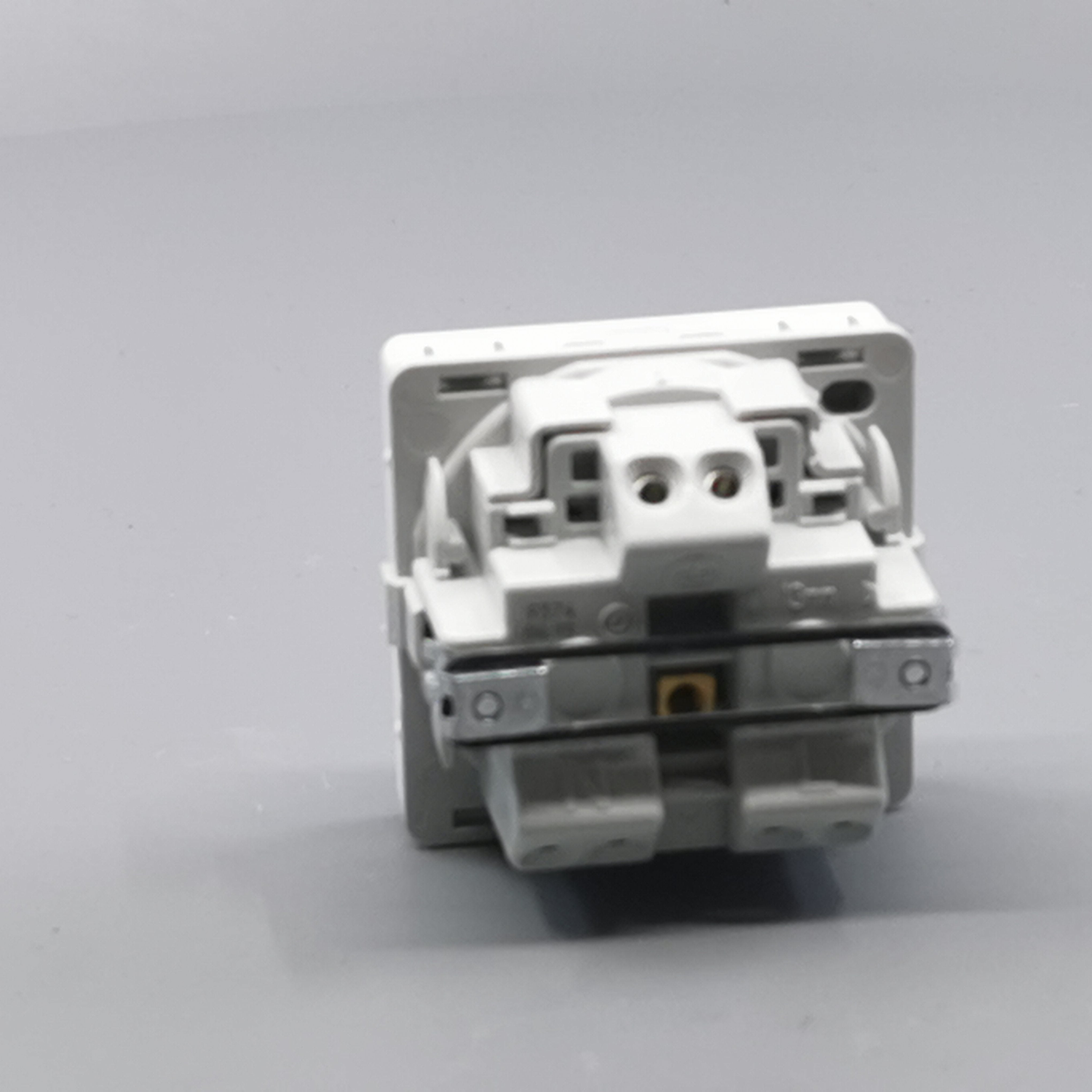 Fuga stikkontakt med jord 1 modul 2-pol - hvid