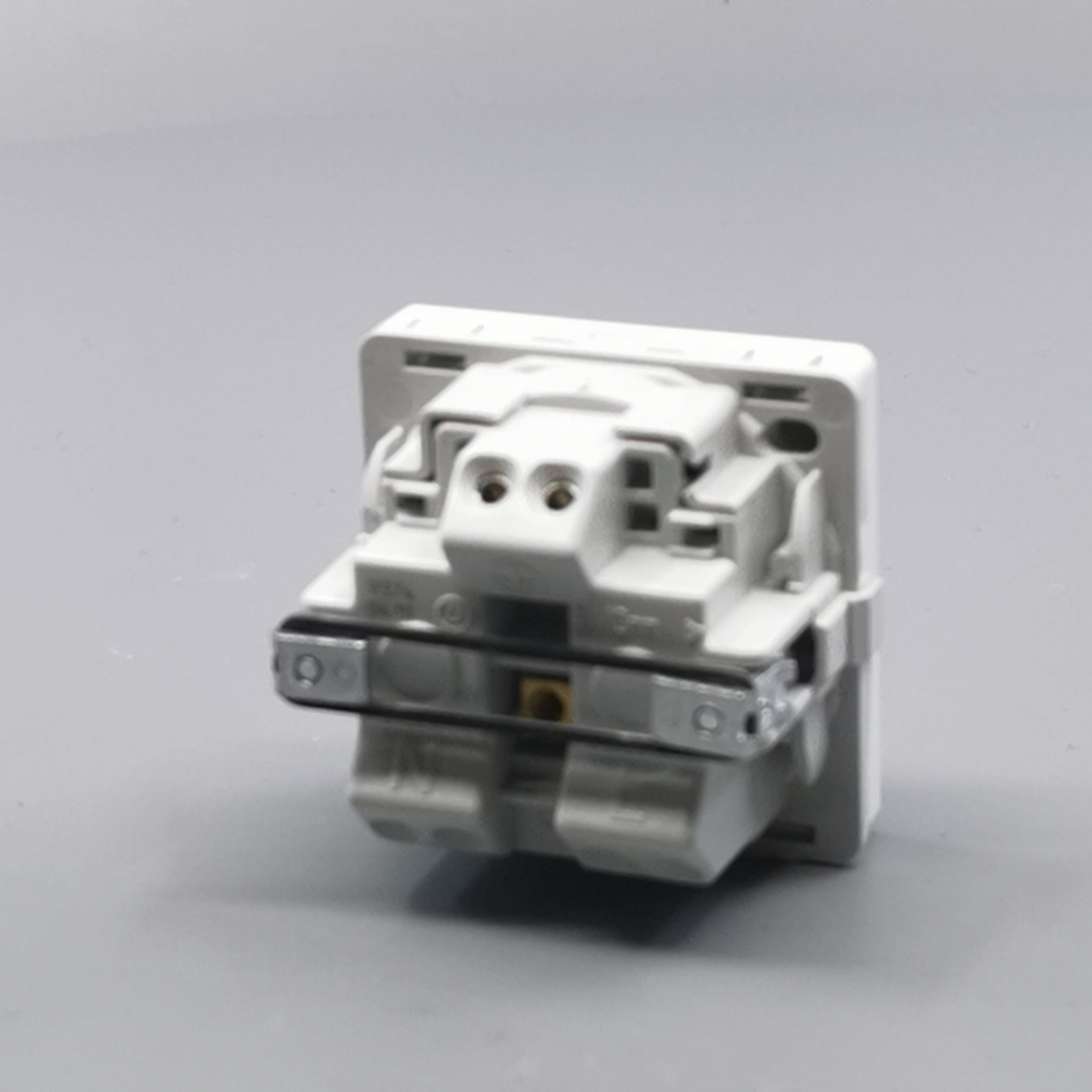 Fuga stikkontakt med jord 1 modul 2-pol - hvid