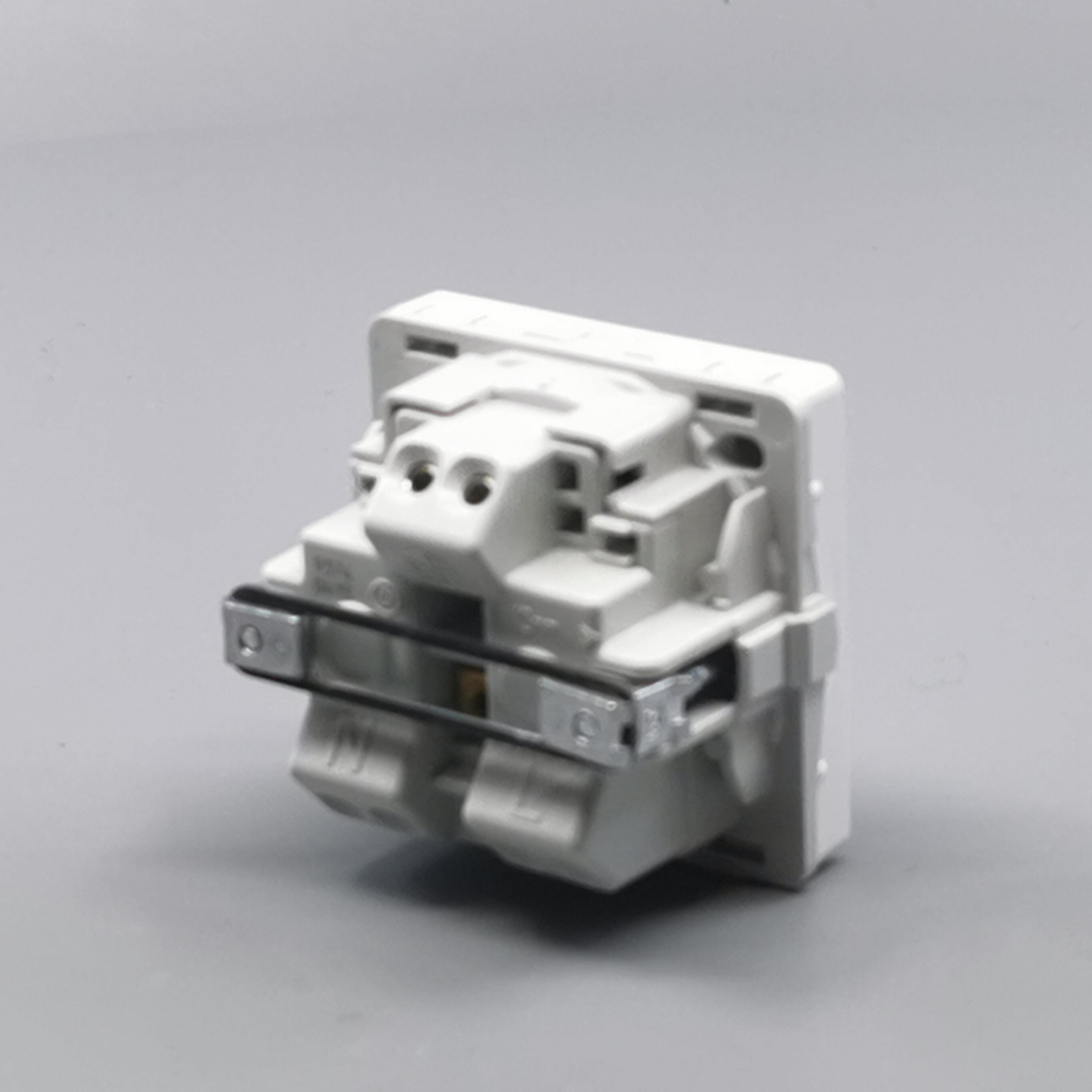 Fuga stikkontakt med jord 1 modul 2-pol - hvid