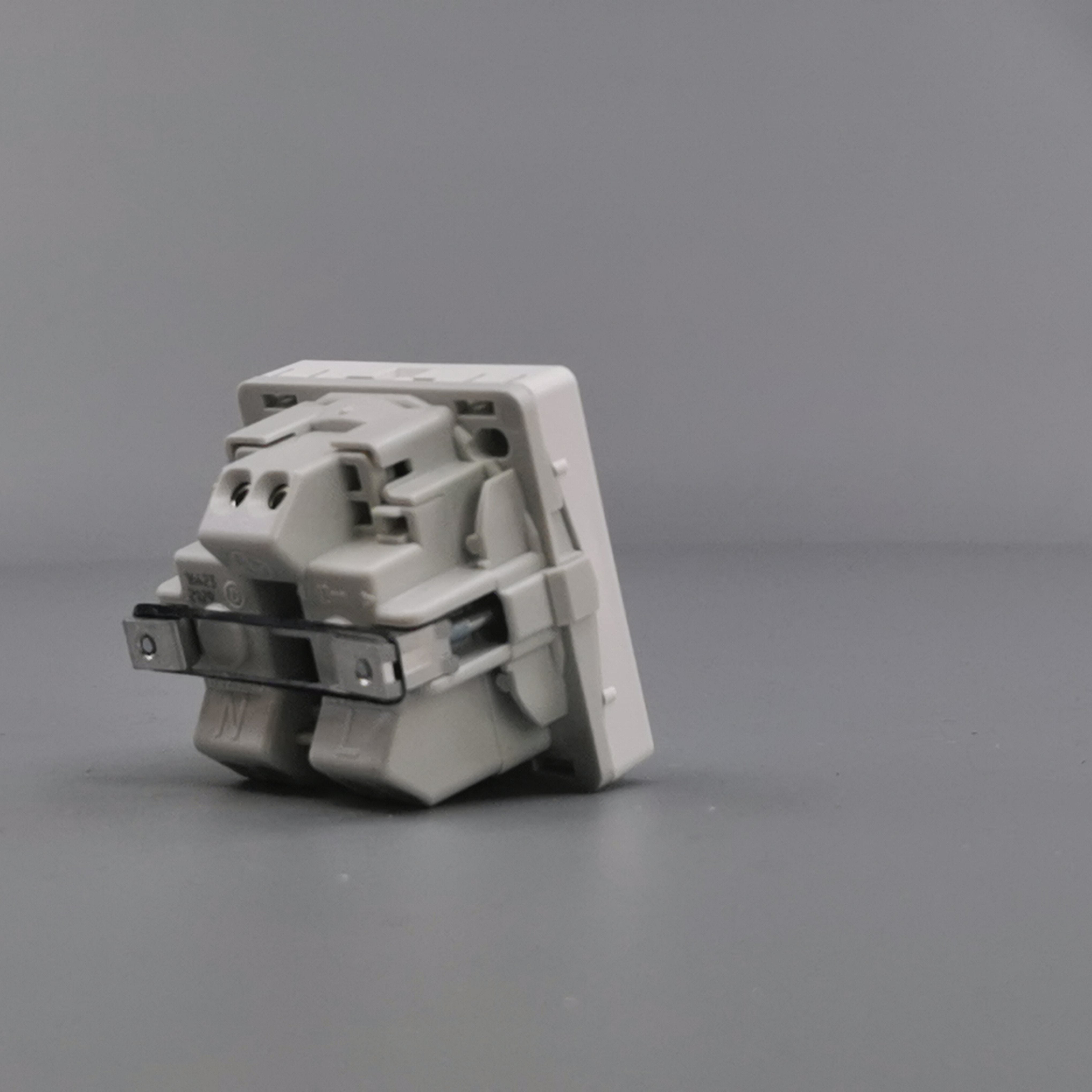 Fuga EDB stikkontakt med jord 1 modul 2-pol - hvid