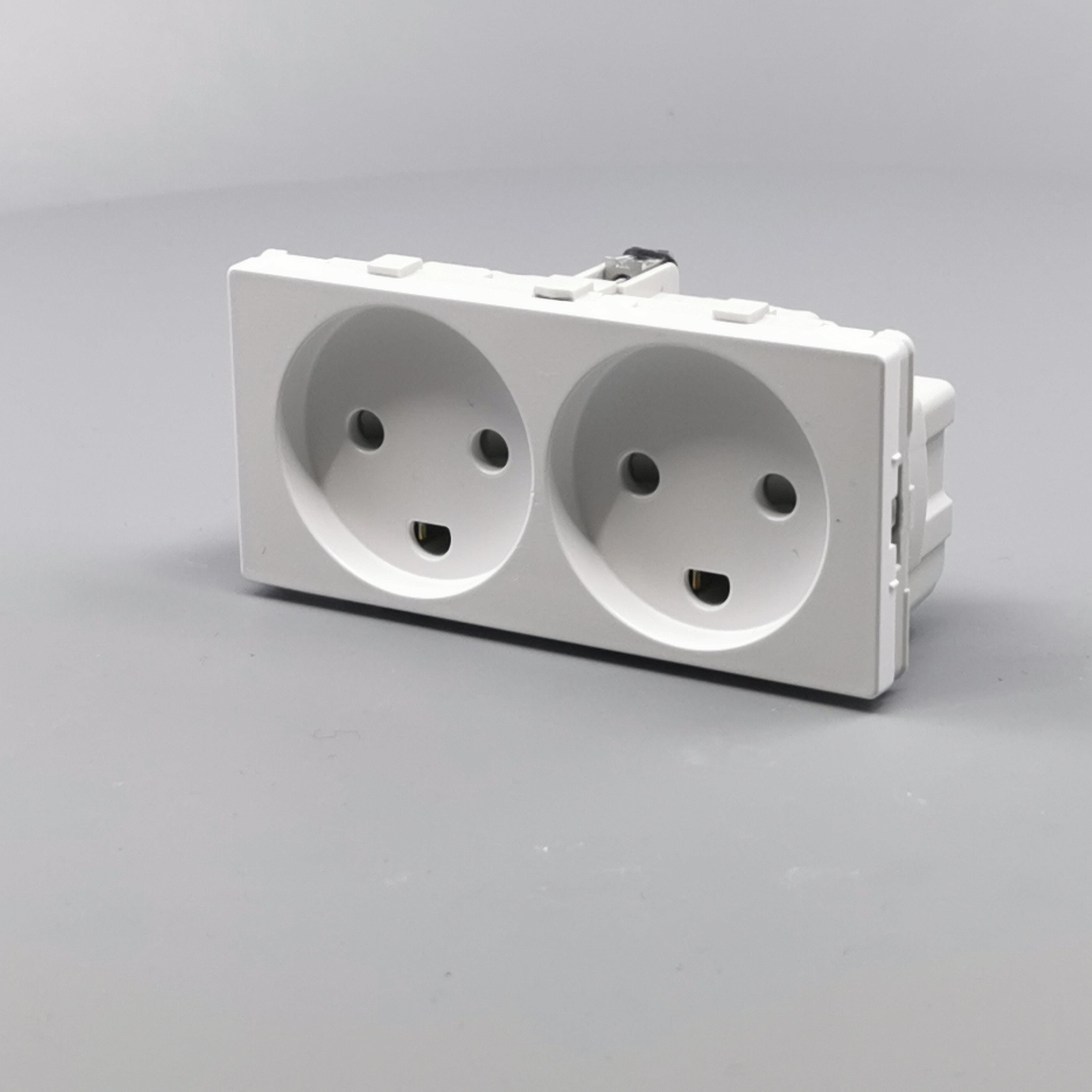 Fuga vandret stikkontakt med jord 2 modul 2-pol 2 tændinger - hvid