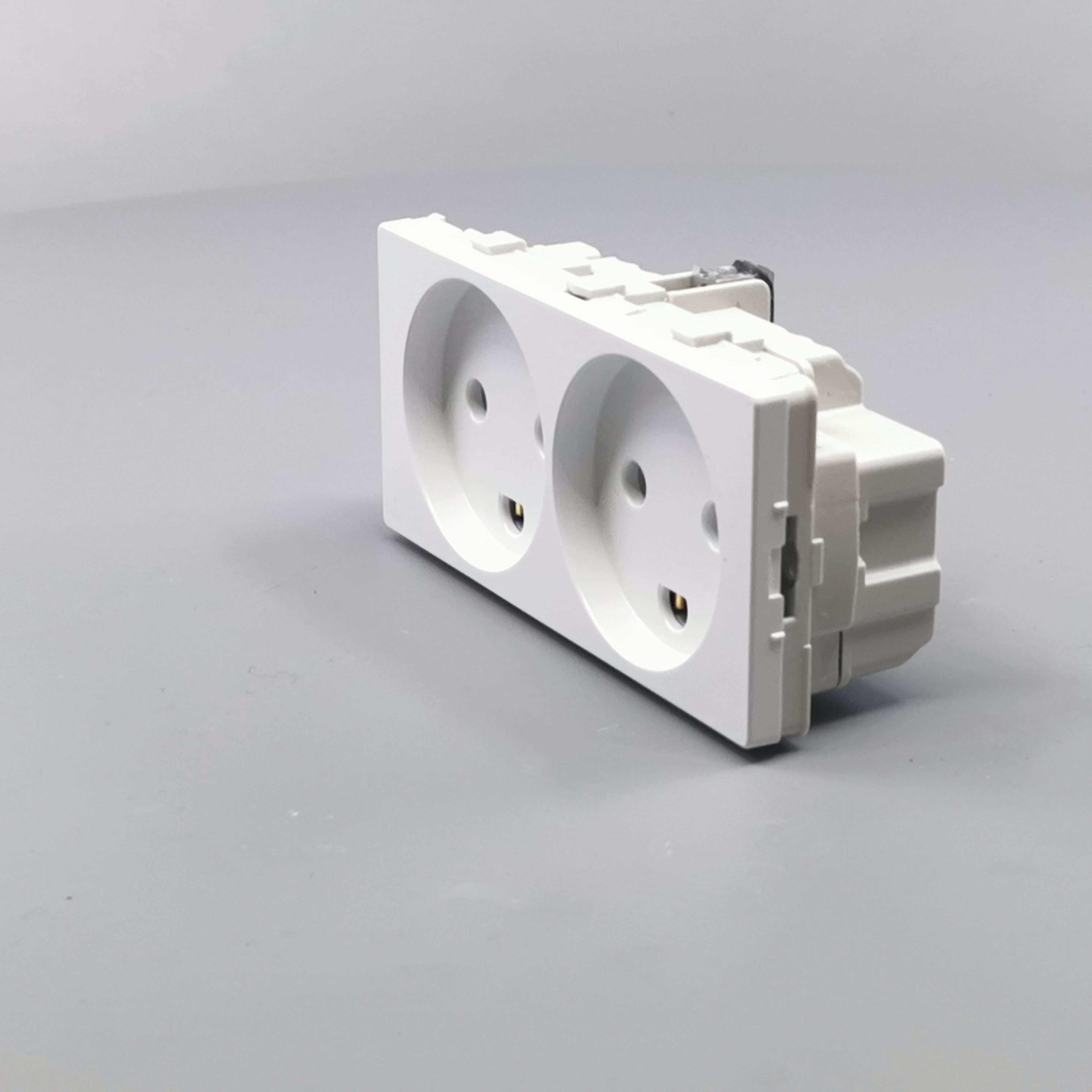 Fuga vandret stikkontakt med jord 2 modul 2-pol 2 tændinger - hvid