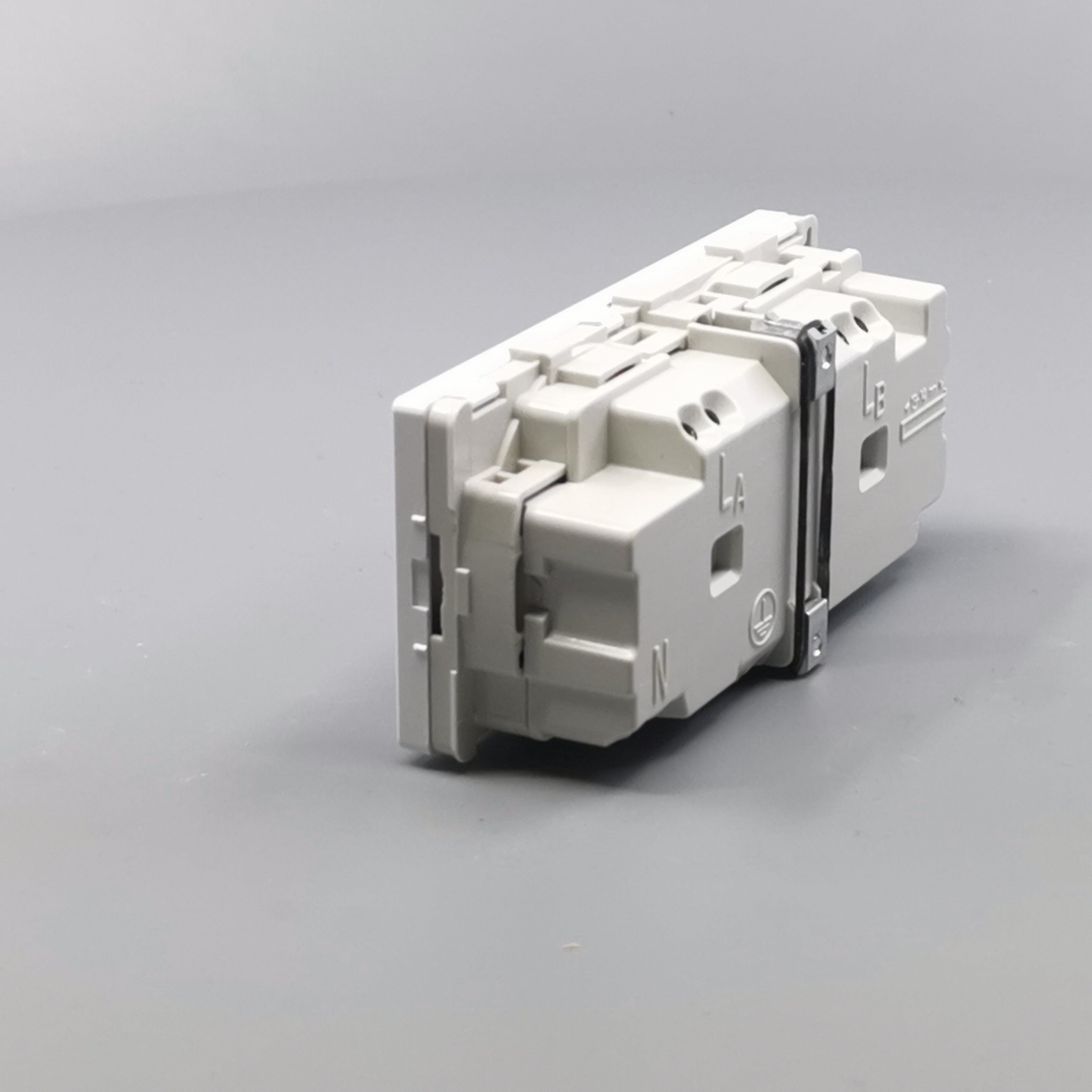 Fuga vandret stikkontakt med jord 2 modul 2-pol 2 tændinger - hvid