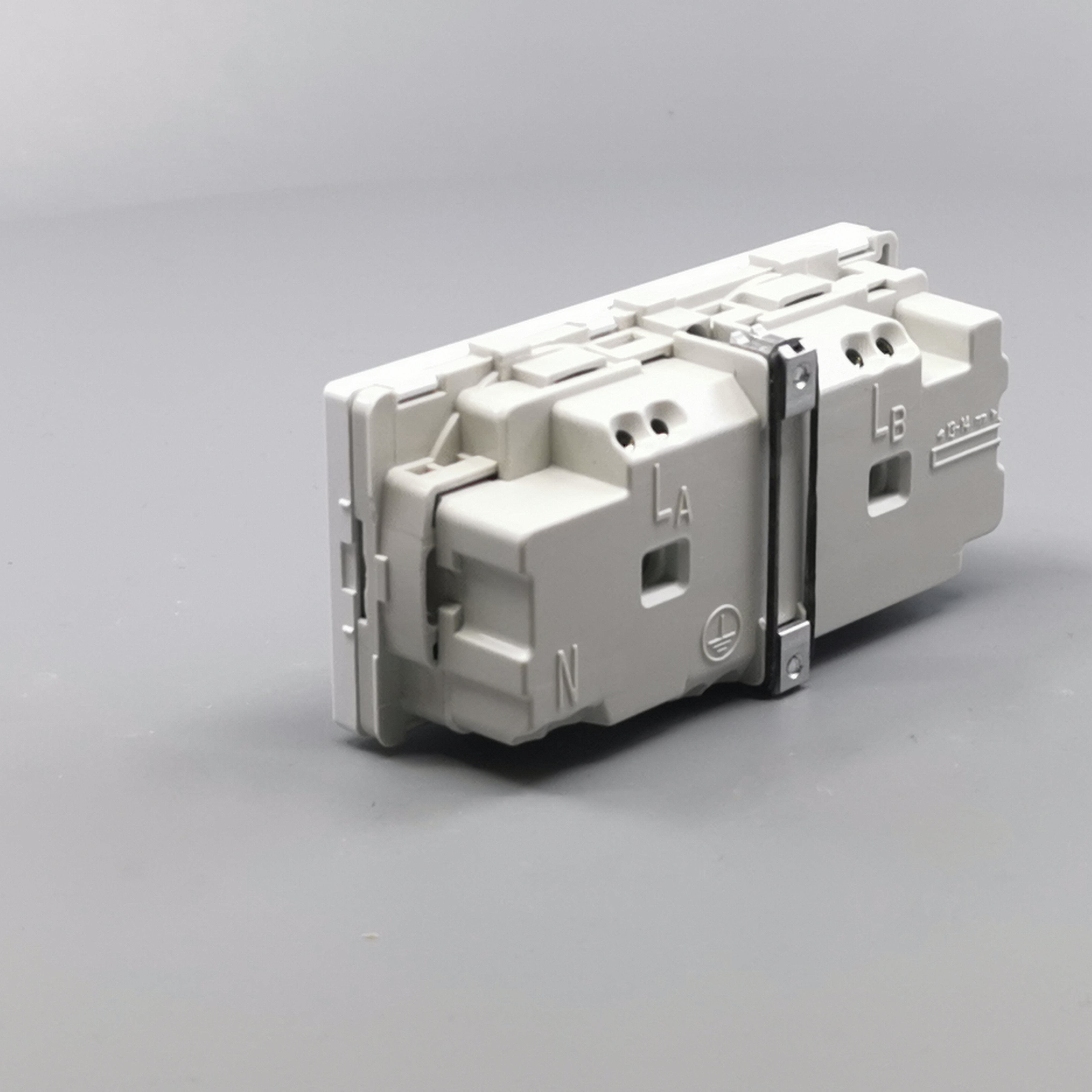 Fuga vandret stikkontakt med jord 2 modul 2-pol 2 tændinger - hvid