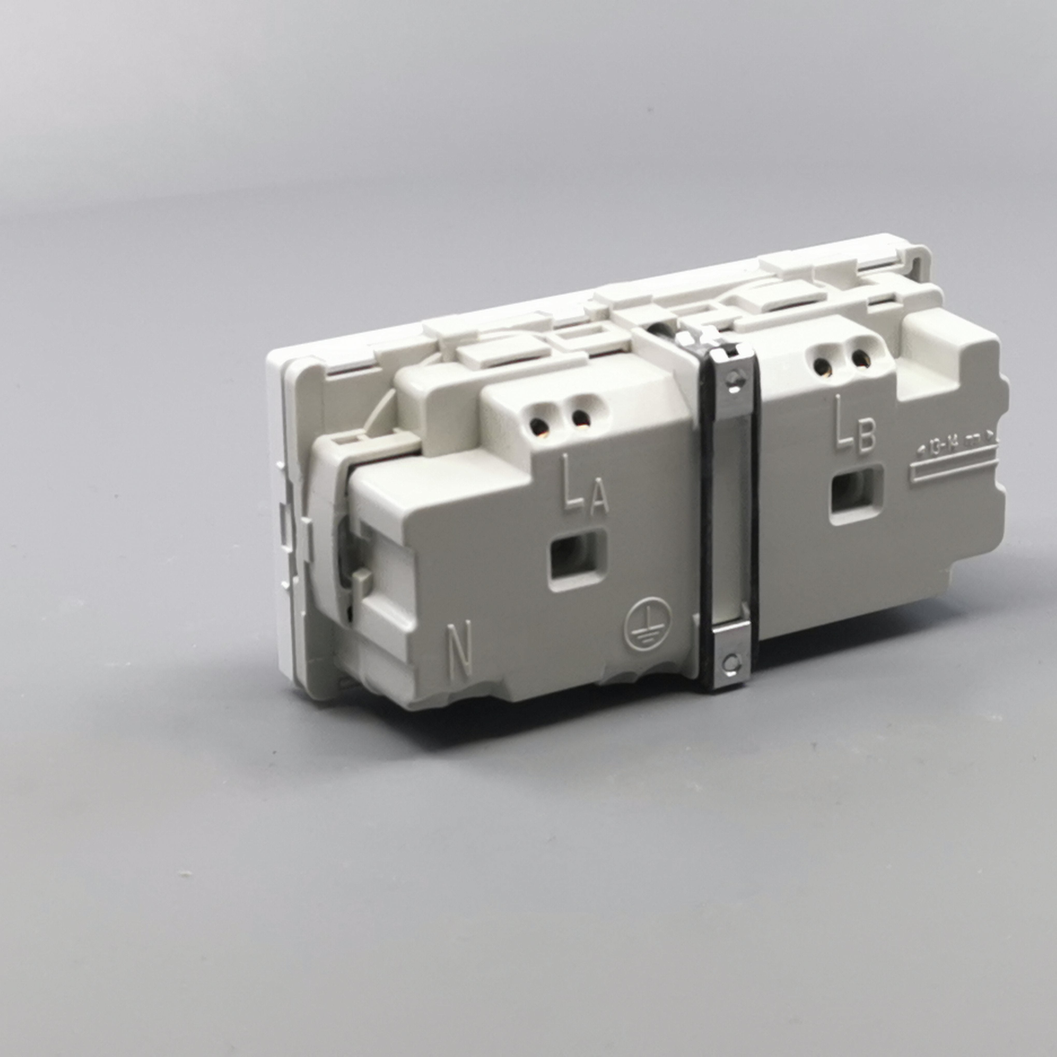 Fuga vandret stikkontakt med jord 2 modul 2-pol 2 tændinger - hvid