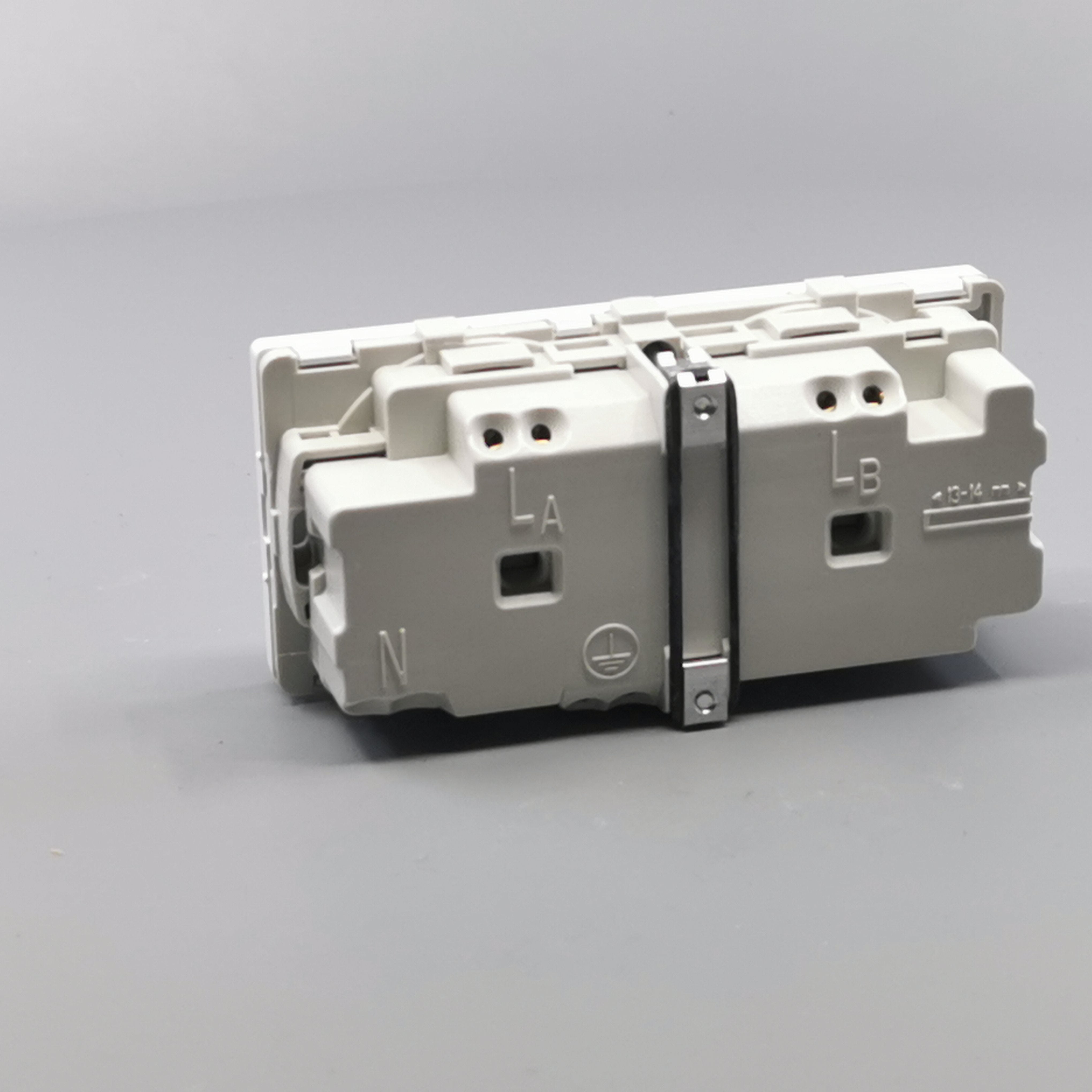 Fuga vandret stikkontakt med jord 2 modul 2-pol 2 tændinger - hvid