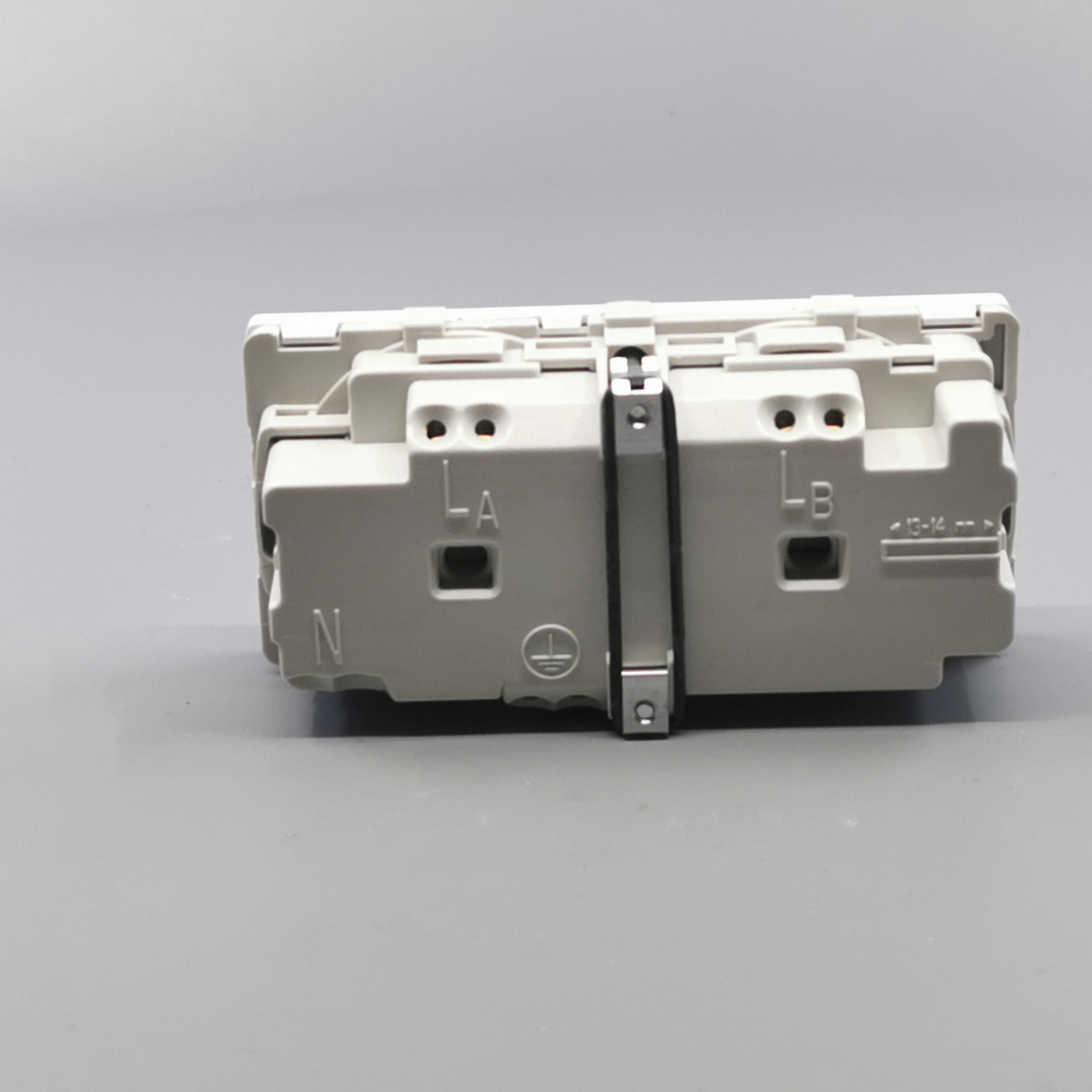 Fuga vandret stikkontakt med jord 2 modul 2-pol 2 tændinger - hvid