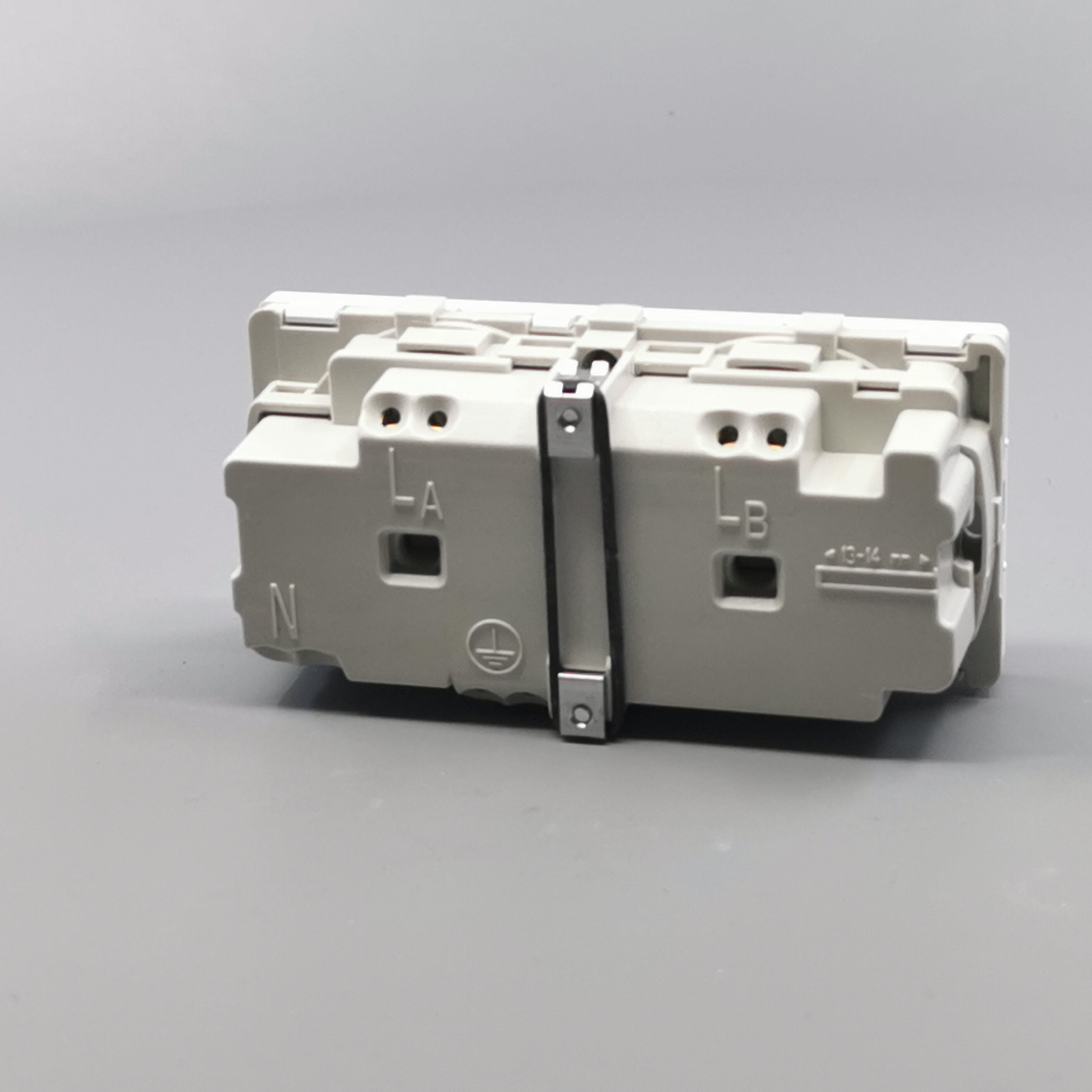 Fuga vandret stikkontakt med jord 2 modul 2-pol 2 tændinger - hvid