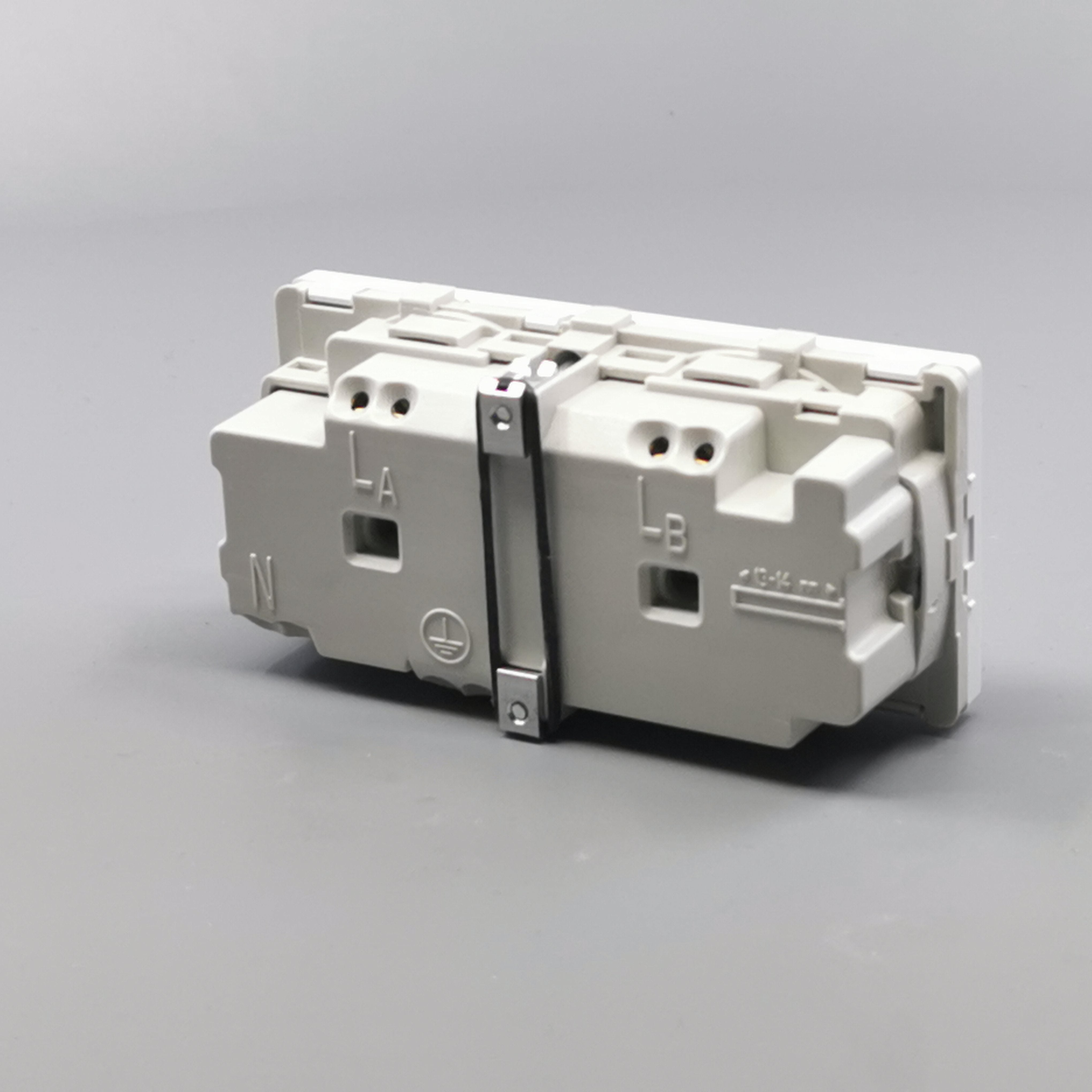 Fuga vandret stikkontakt med jord 2 modul 2-pol 2 tændinger - hvid