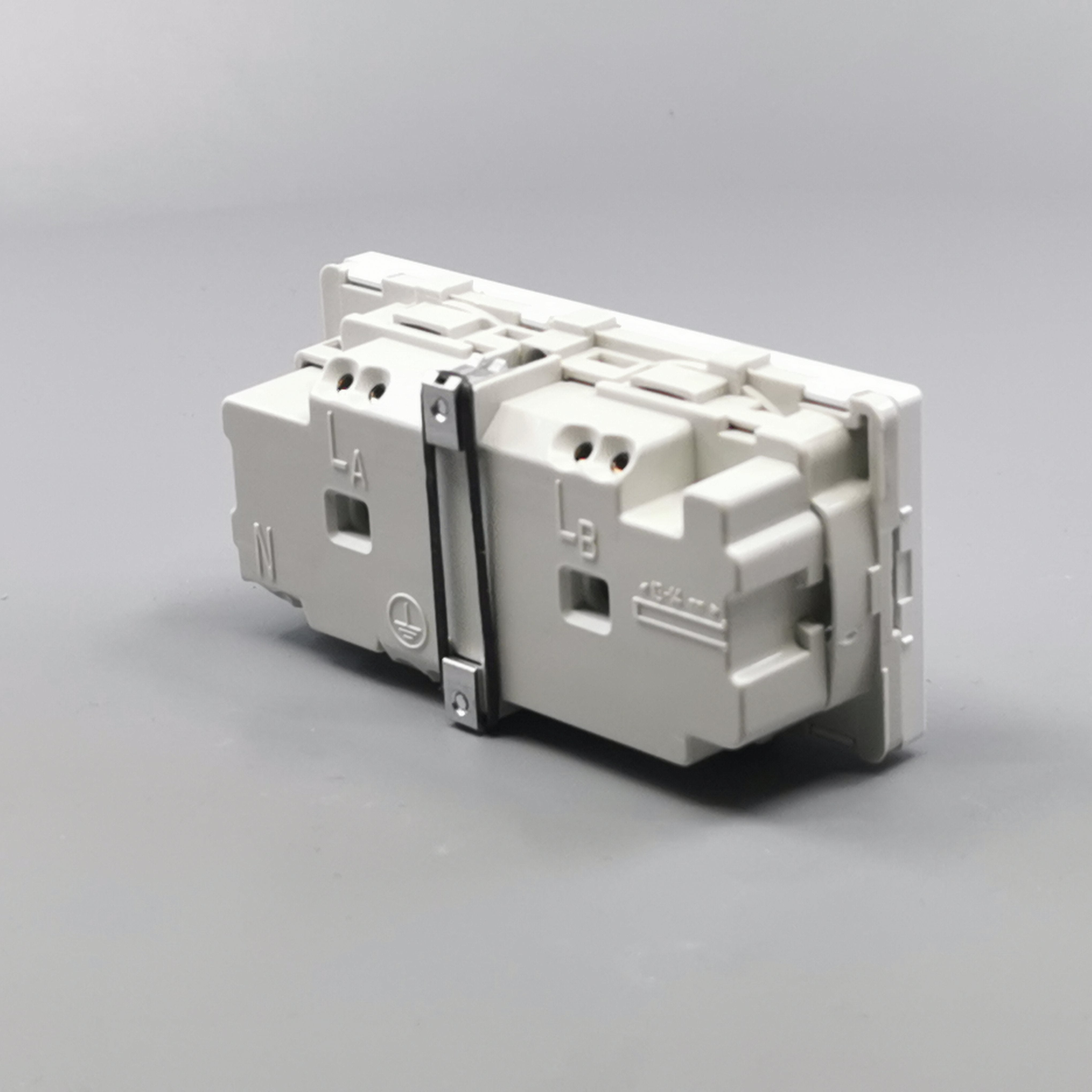 Fuga vandret stikkontakt med jord 2 modul 2-pol 2 tændinger - hvid