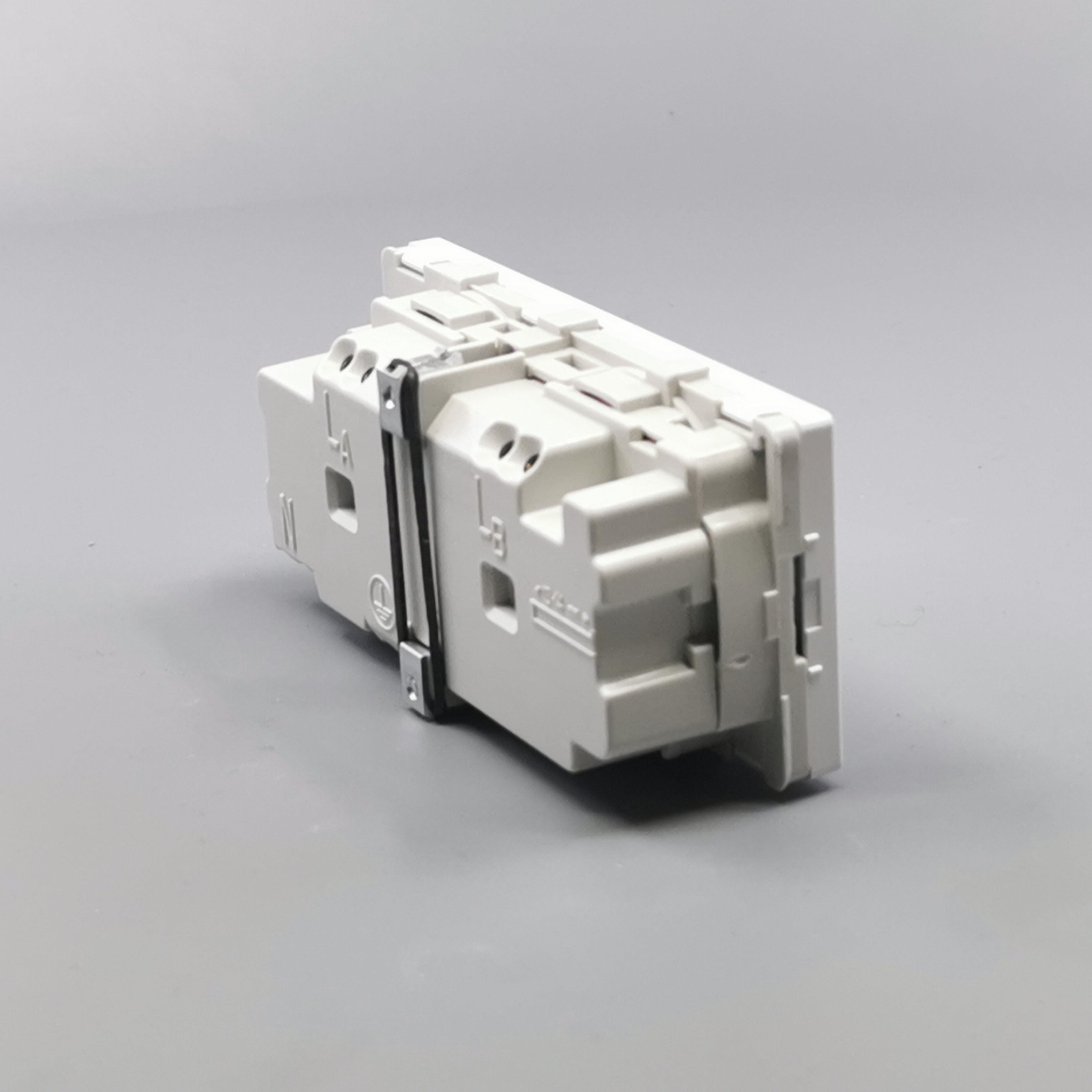 Fuga vandret stikkontakt med jord 2 modul 2-pol 2 tændinger - hvid