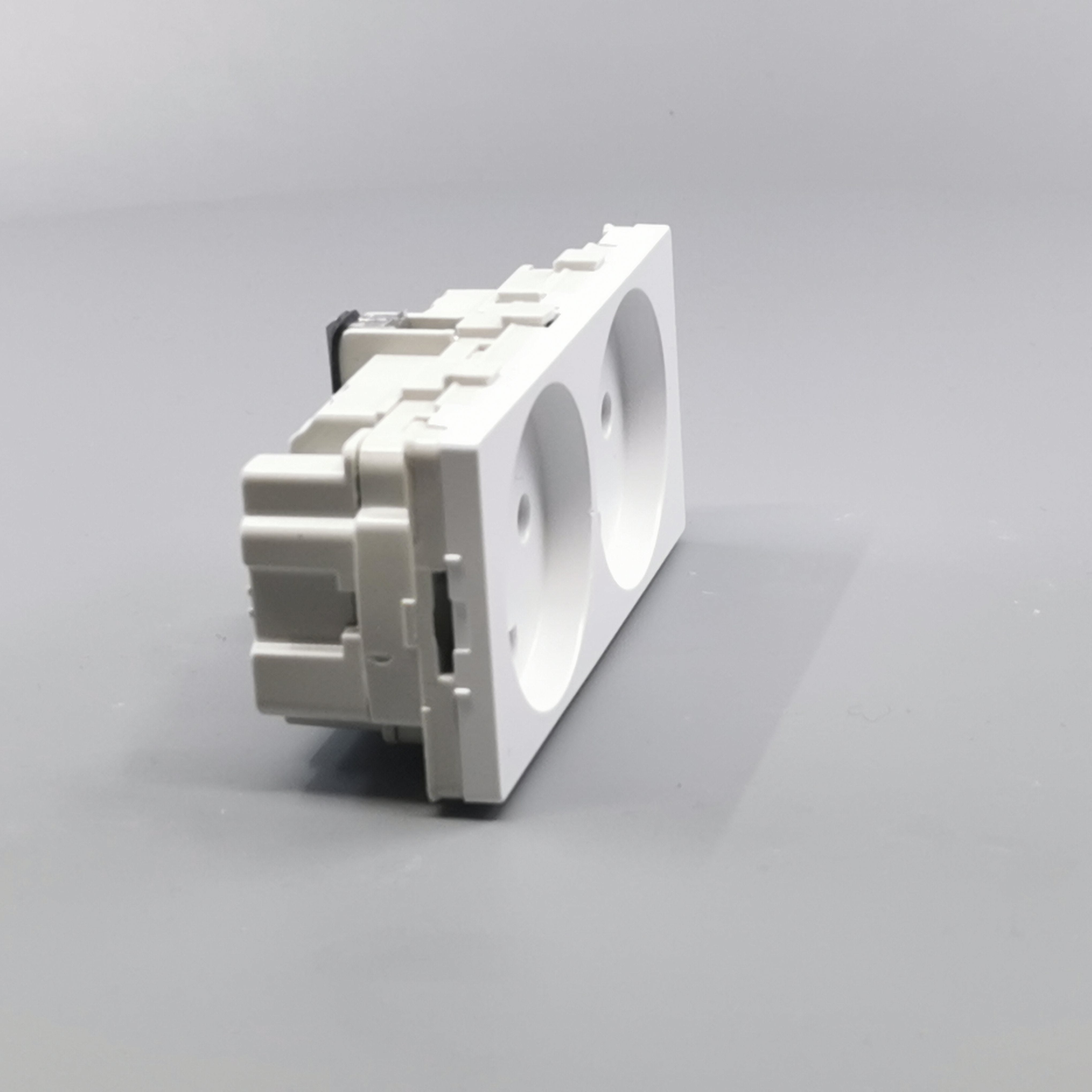 Fuga vandret stikkontakt med jord 2 modul 2-pol 2 tændinger - hvid