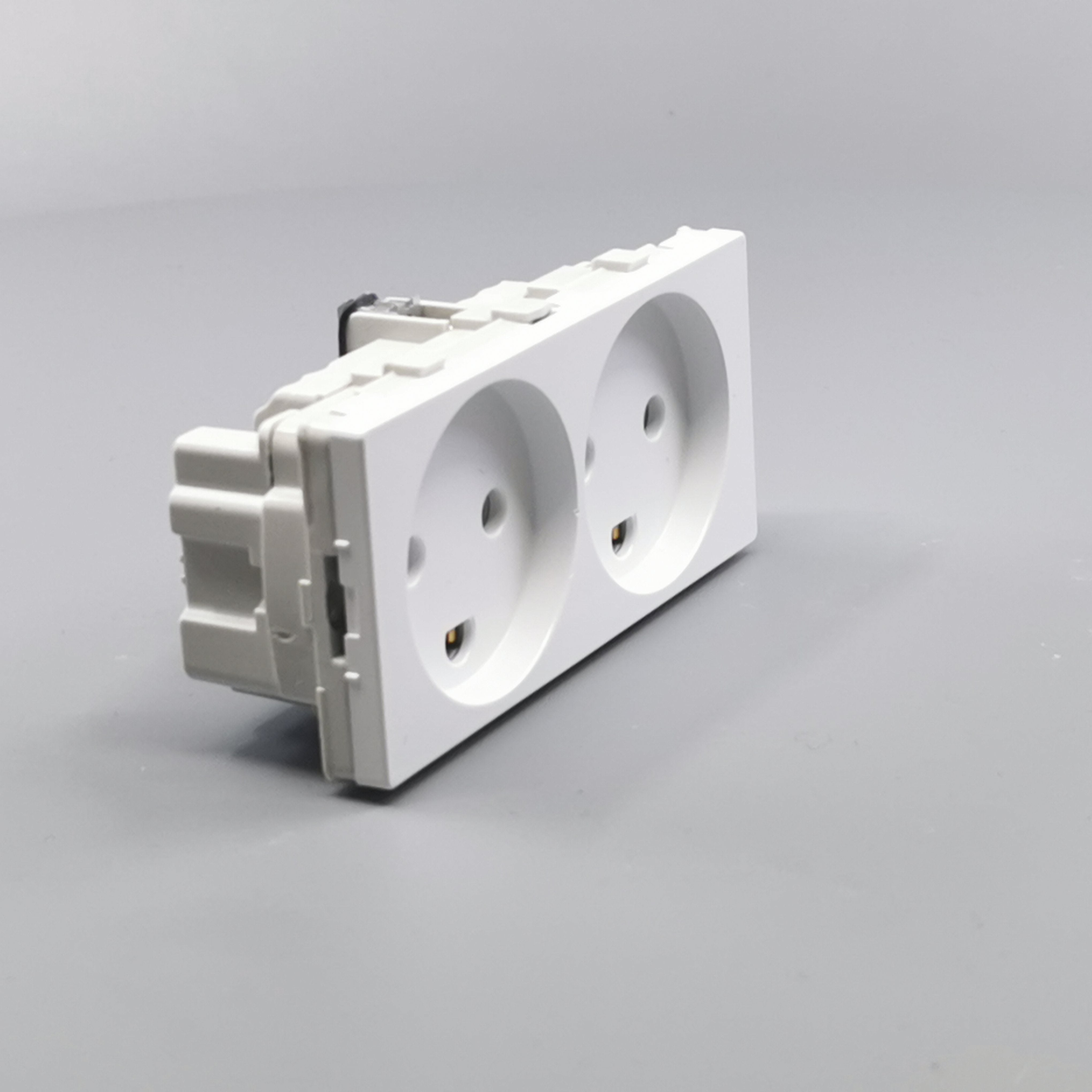 Fuga vandret stikkontakt med jord 2 modul 2-pol 2 tændinger - hvid