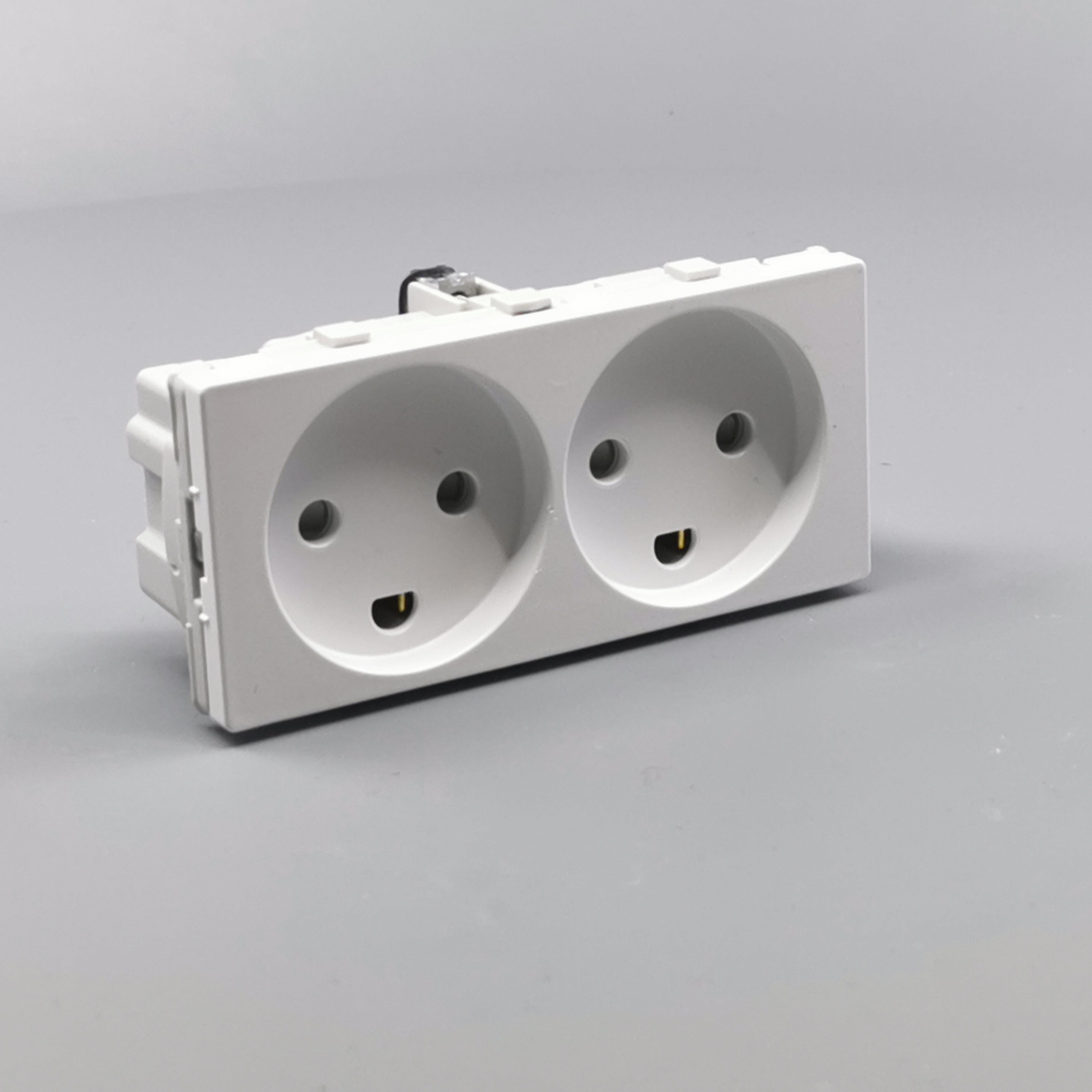 Fuga vandret stikkontakt med jord 2 modul 2-pol 2 tændinger - hvid