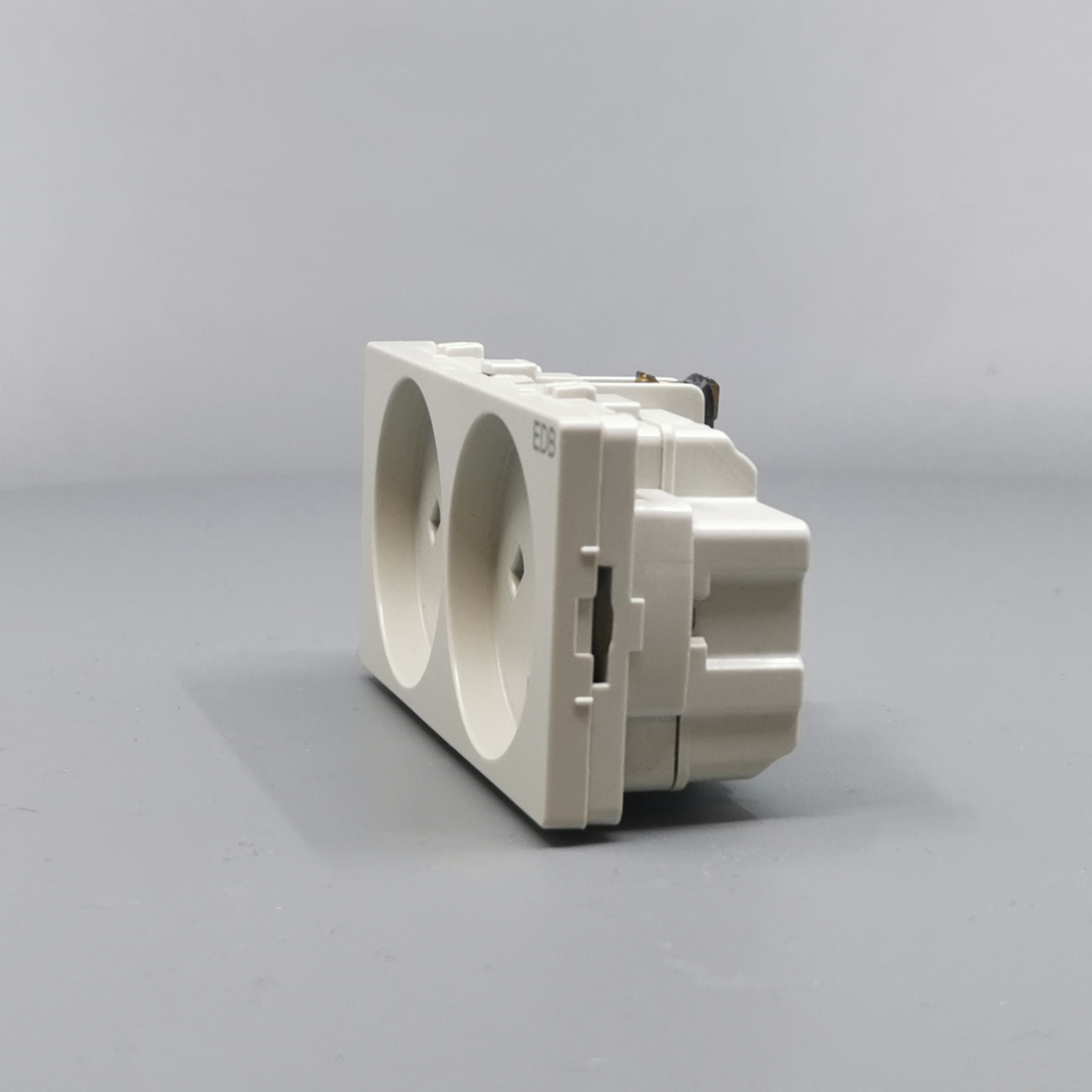 Stikkontakt EDB 2 modul 2-pol med jord lysegrå