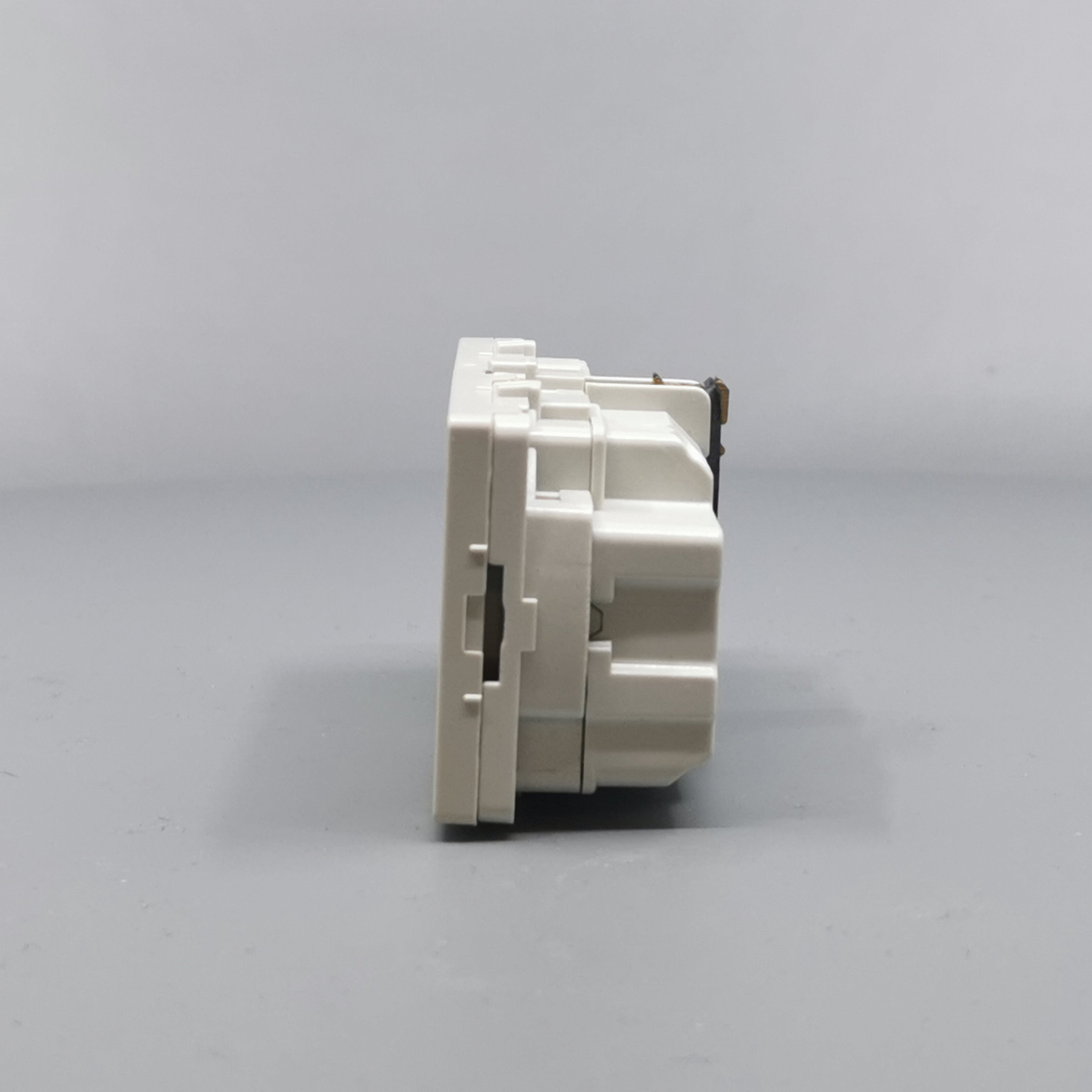 Stikkontakt EDB 2 modul 2-pol med jord lysegrå