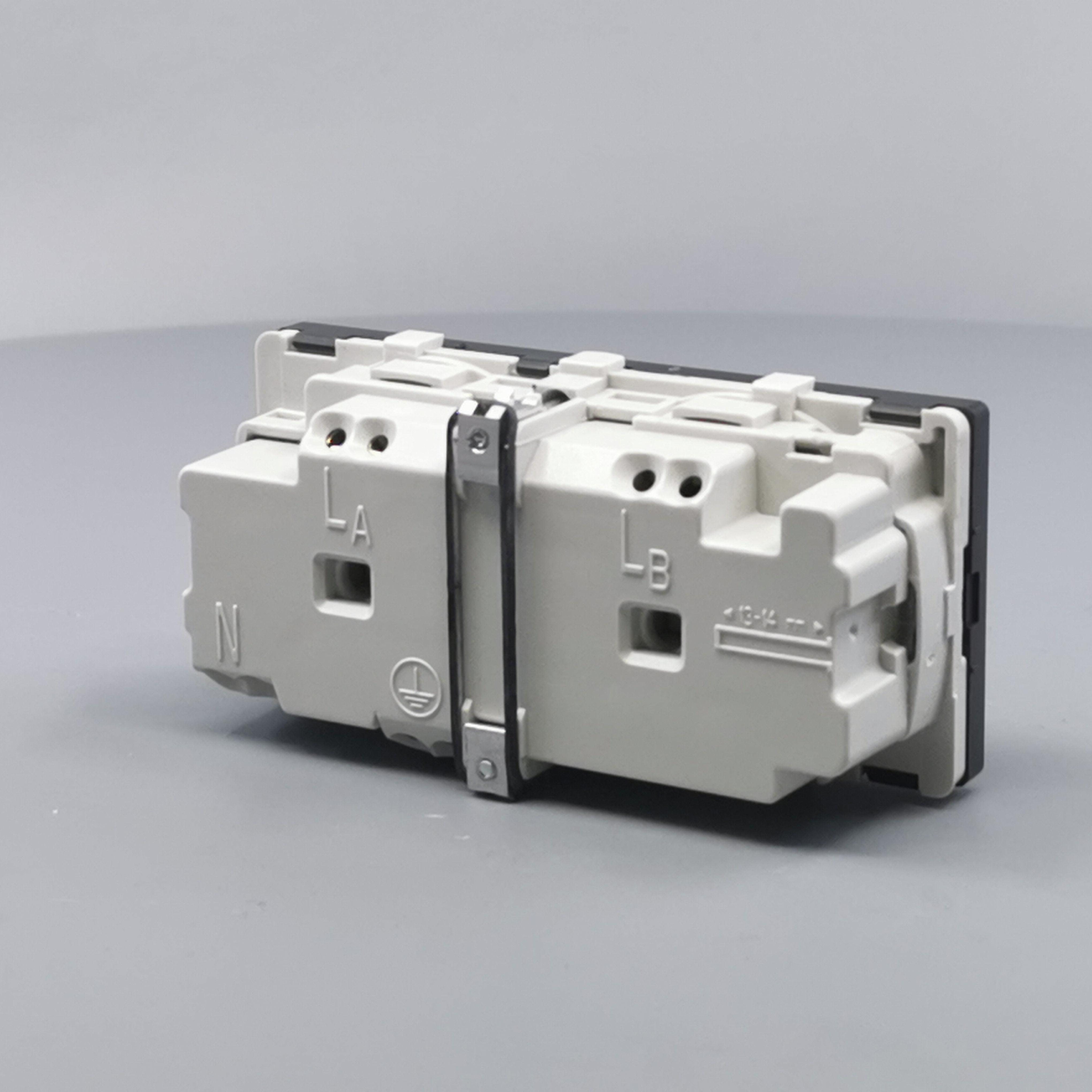 Fuga Stikkontakt 2 modul 2-pol med jord koksgrå