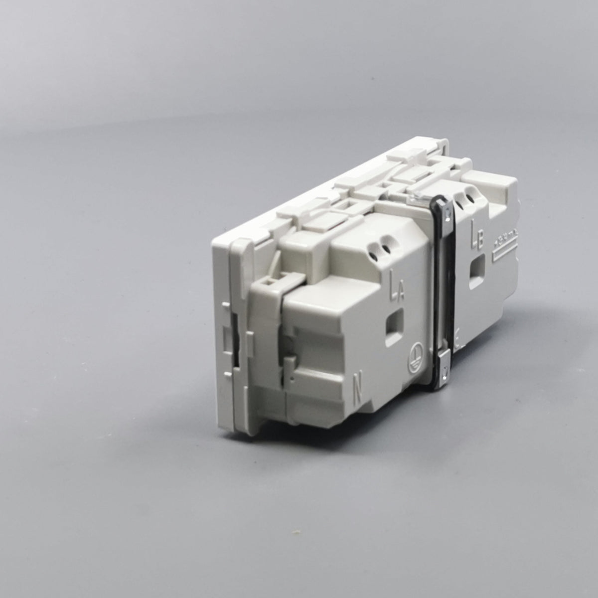 Fuga stikkontakt med jord 2 modul 2-pol - hvid (360° frame 9)