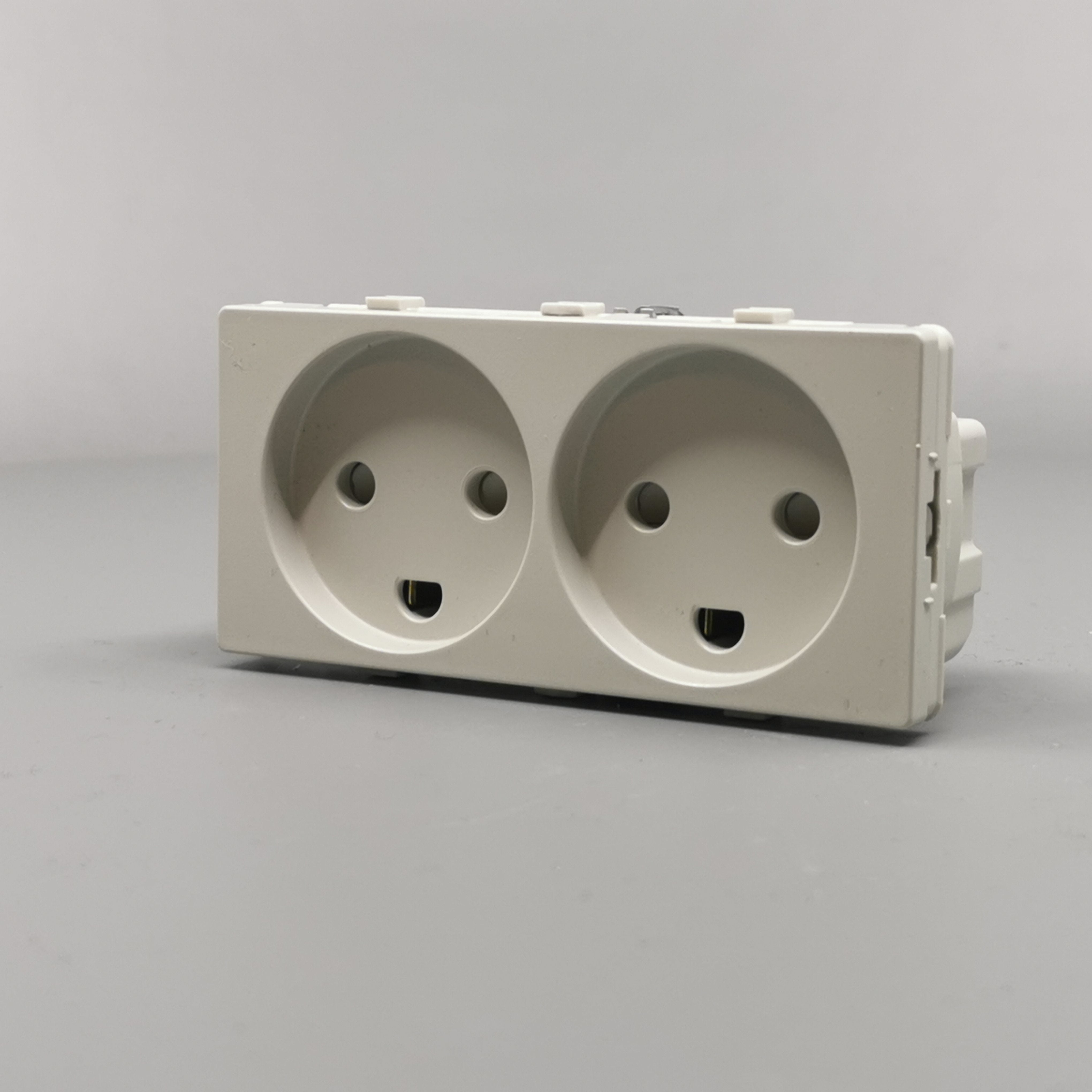 Fuga Stikkontakt 2 modul 2-pol med jord lysegrå