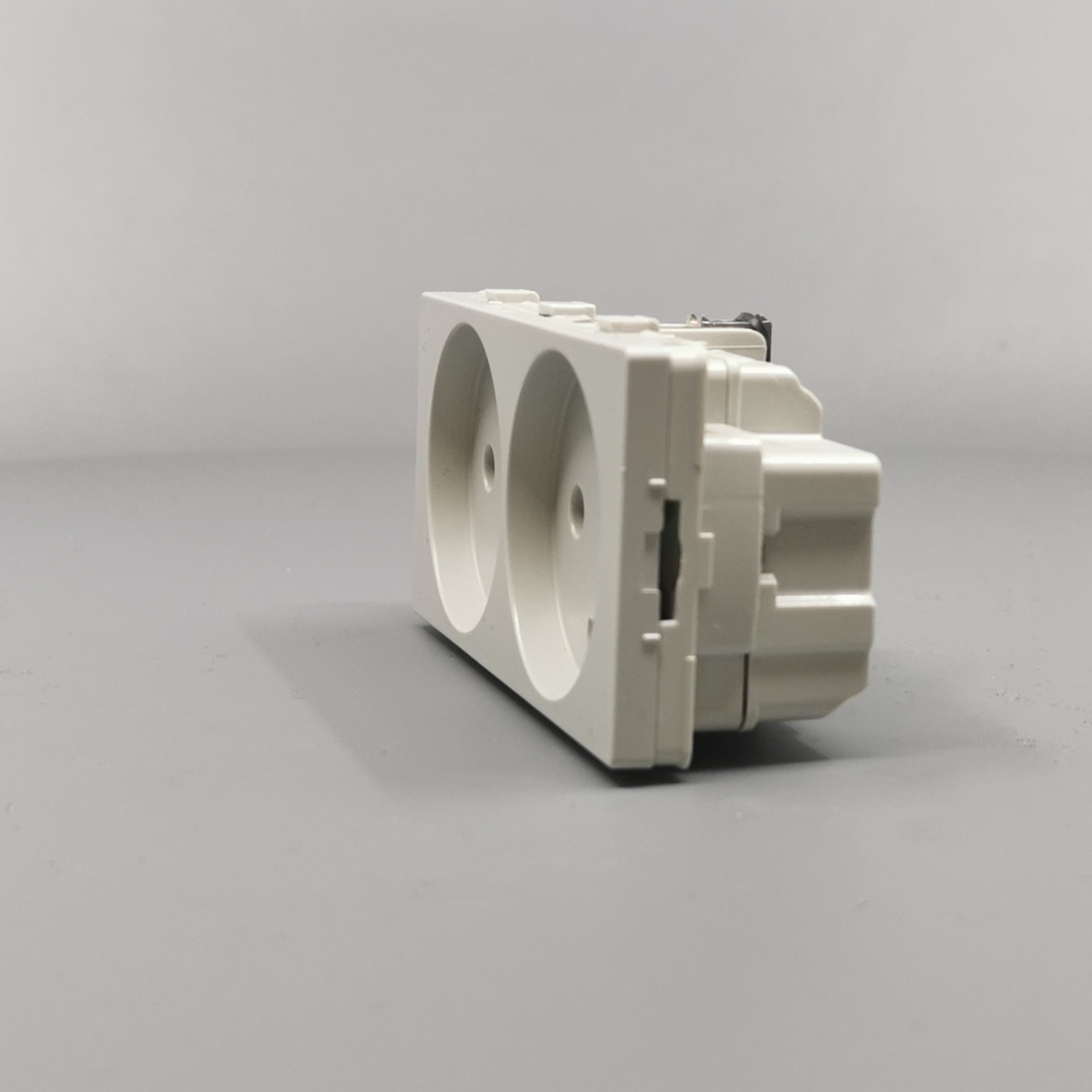 Fuga Stikkontakt 2 modul 2-pol med jord lysegrå