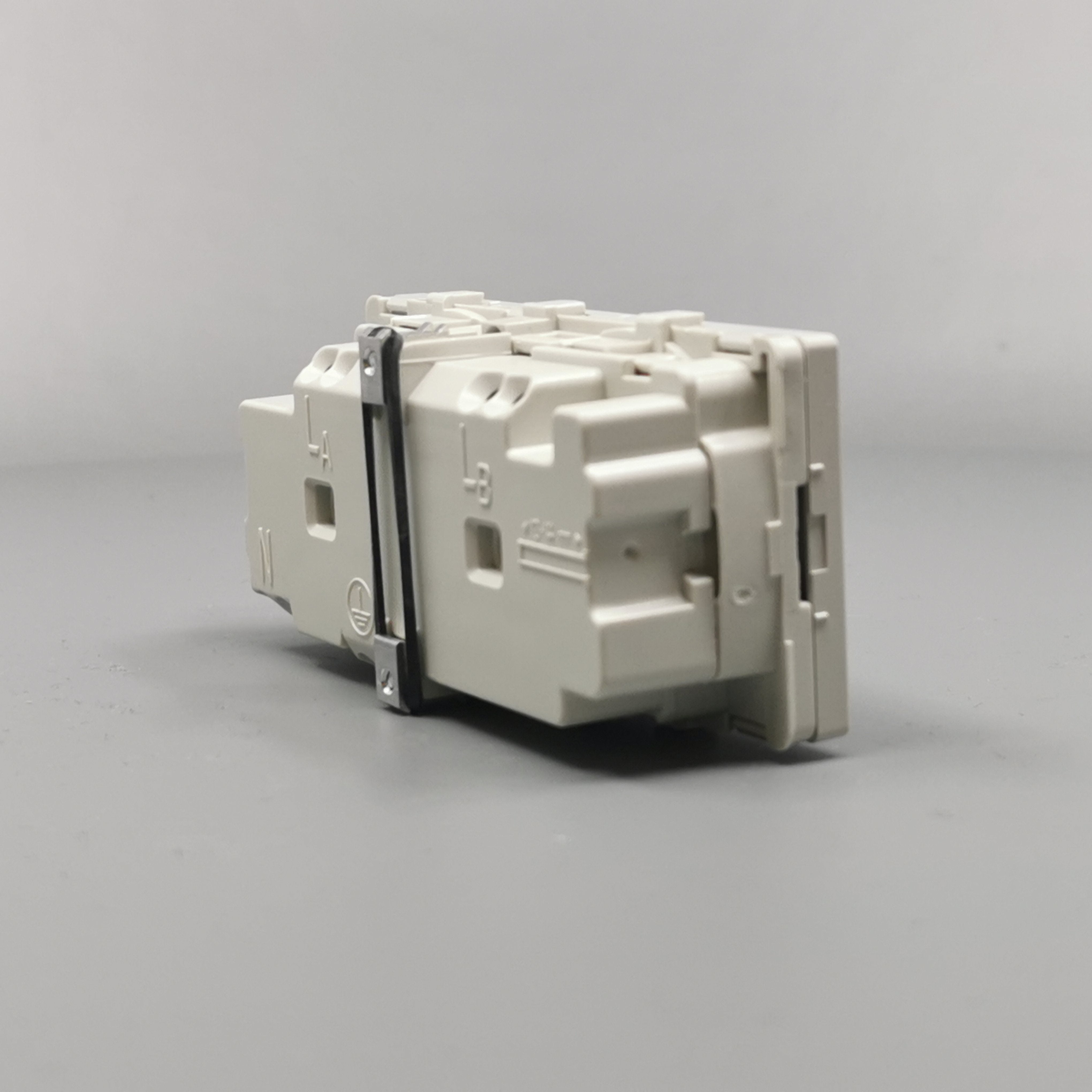 Fuga Stikkontakt 2 modul 2-pol med jord lysegrå