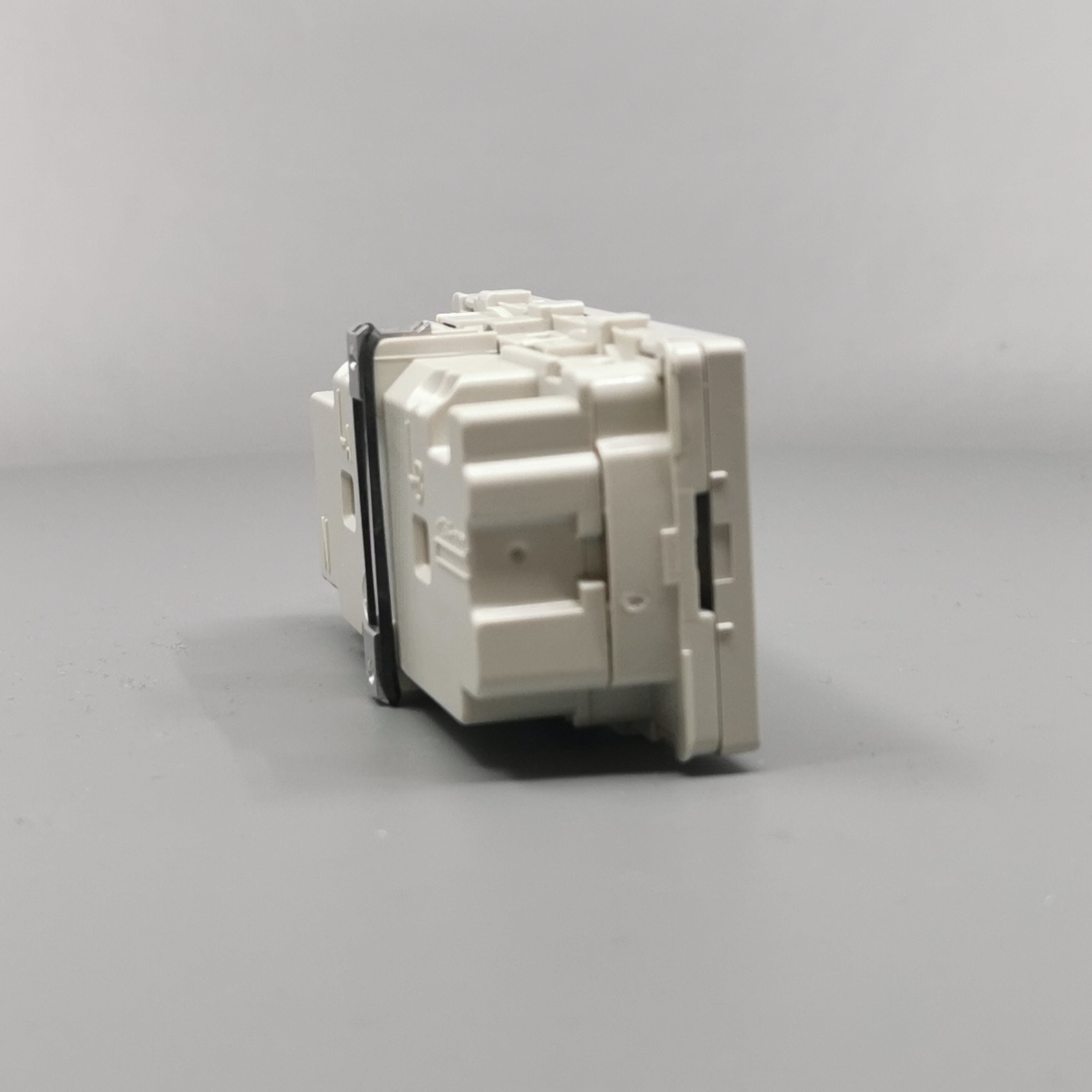 Fuga Stikkontakt 2 modul 2-pol med jord lysegrå