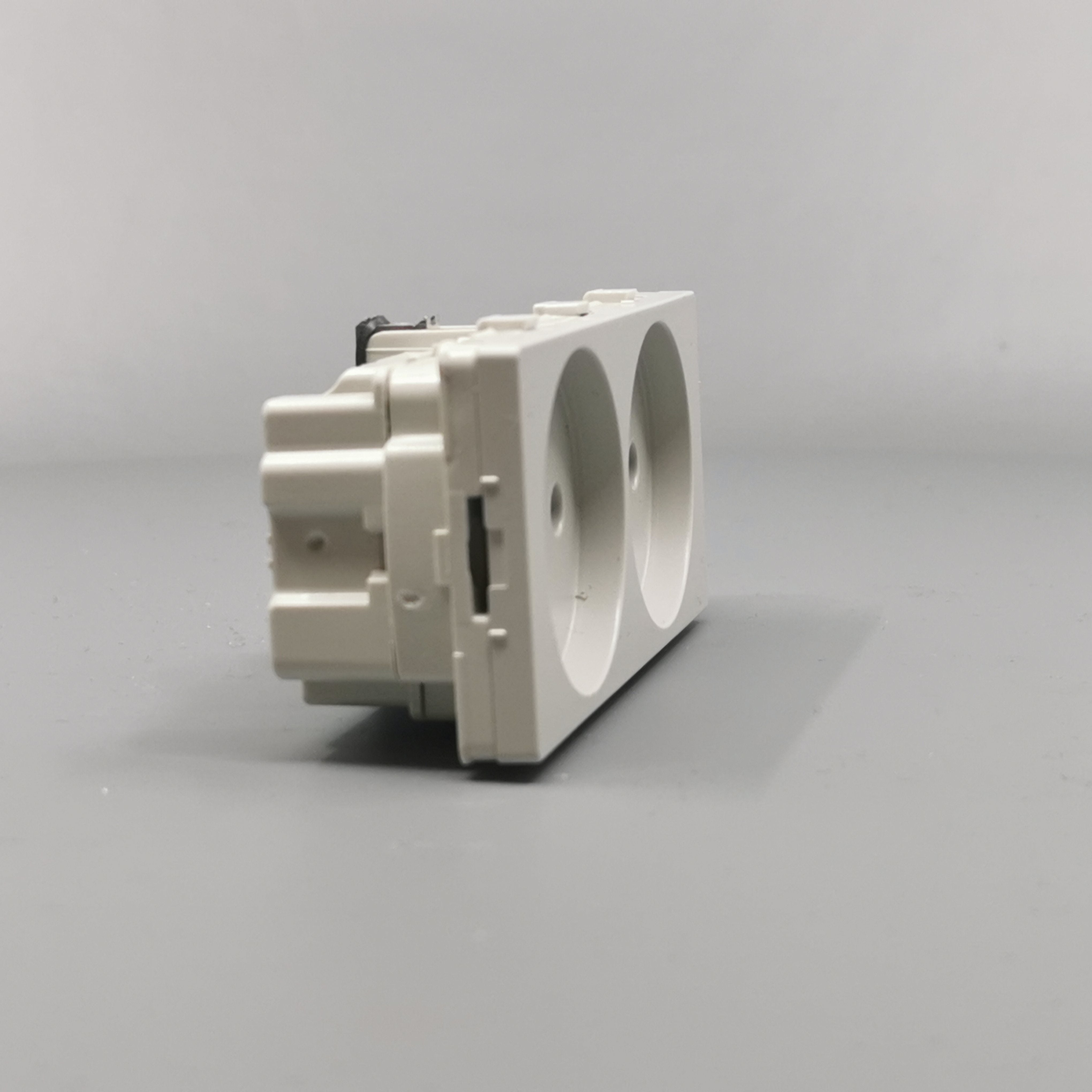 Fuga Stikkontakt 2 modul 2-pol med jord lysegrå