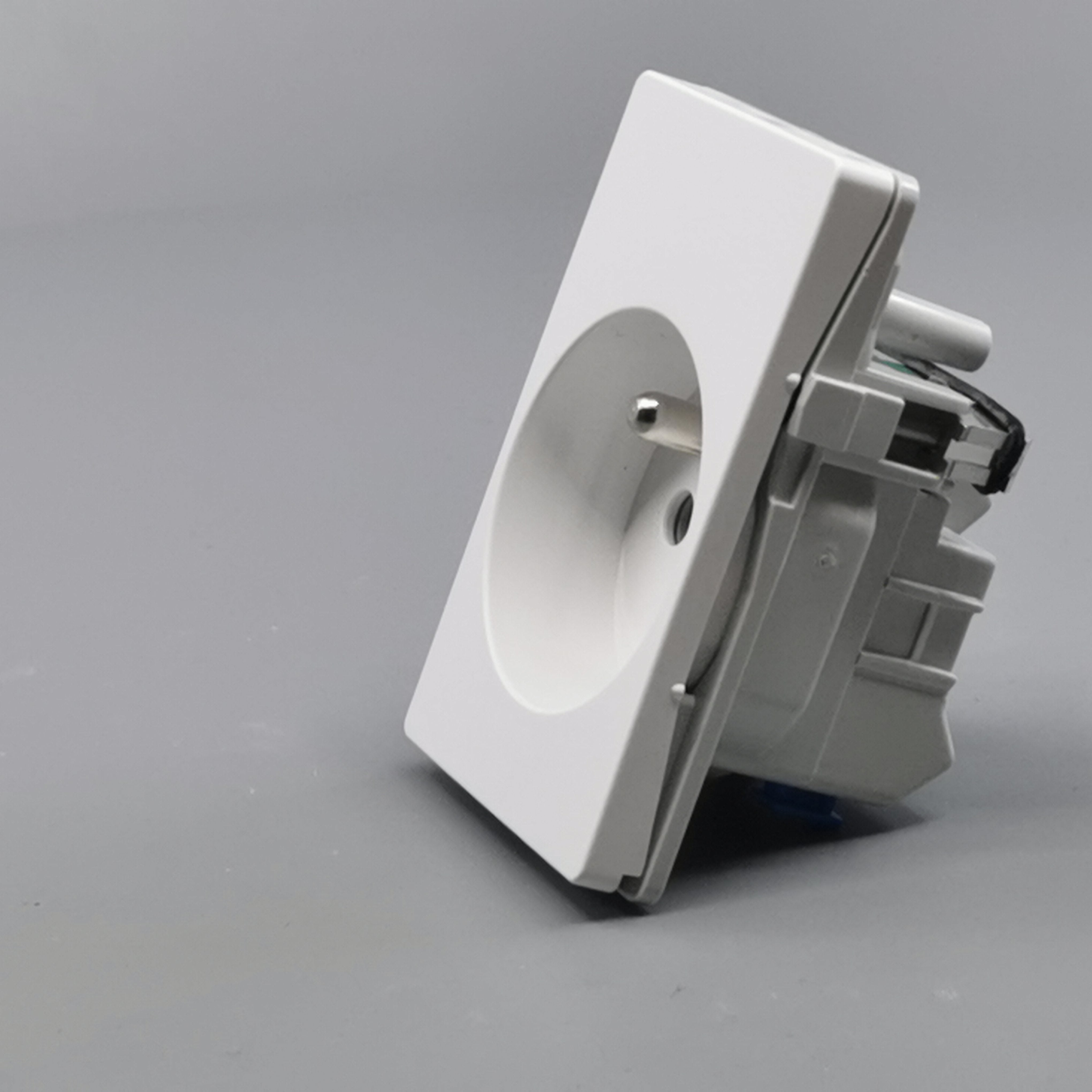 Fuga stikkontakt m. pindjord 1½ modul 2-pol - hvid