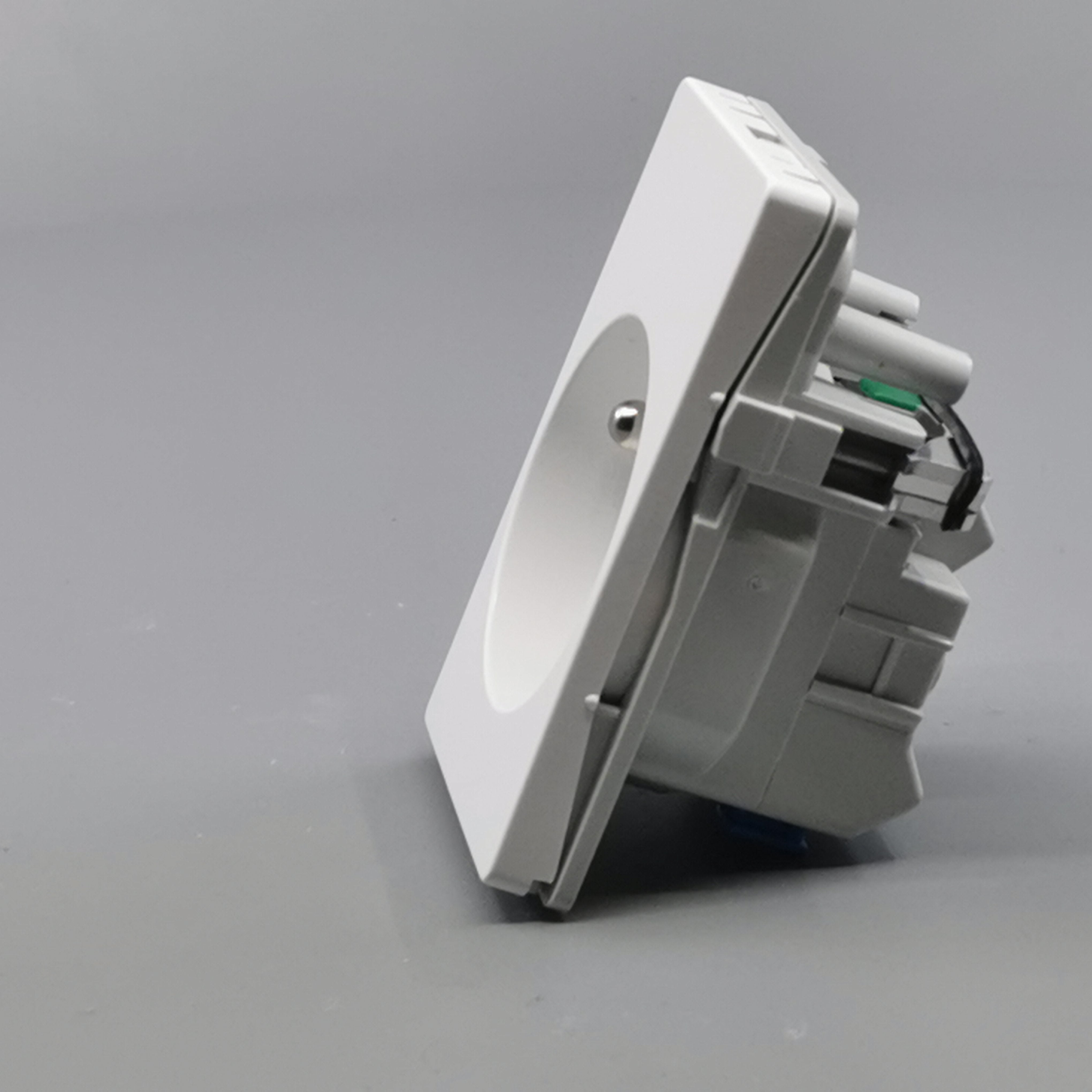 Fuga stikkontakt m. pindjord 1½ modul 2-pol - hvid