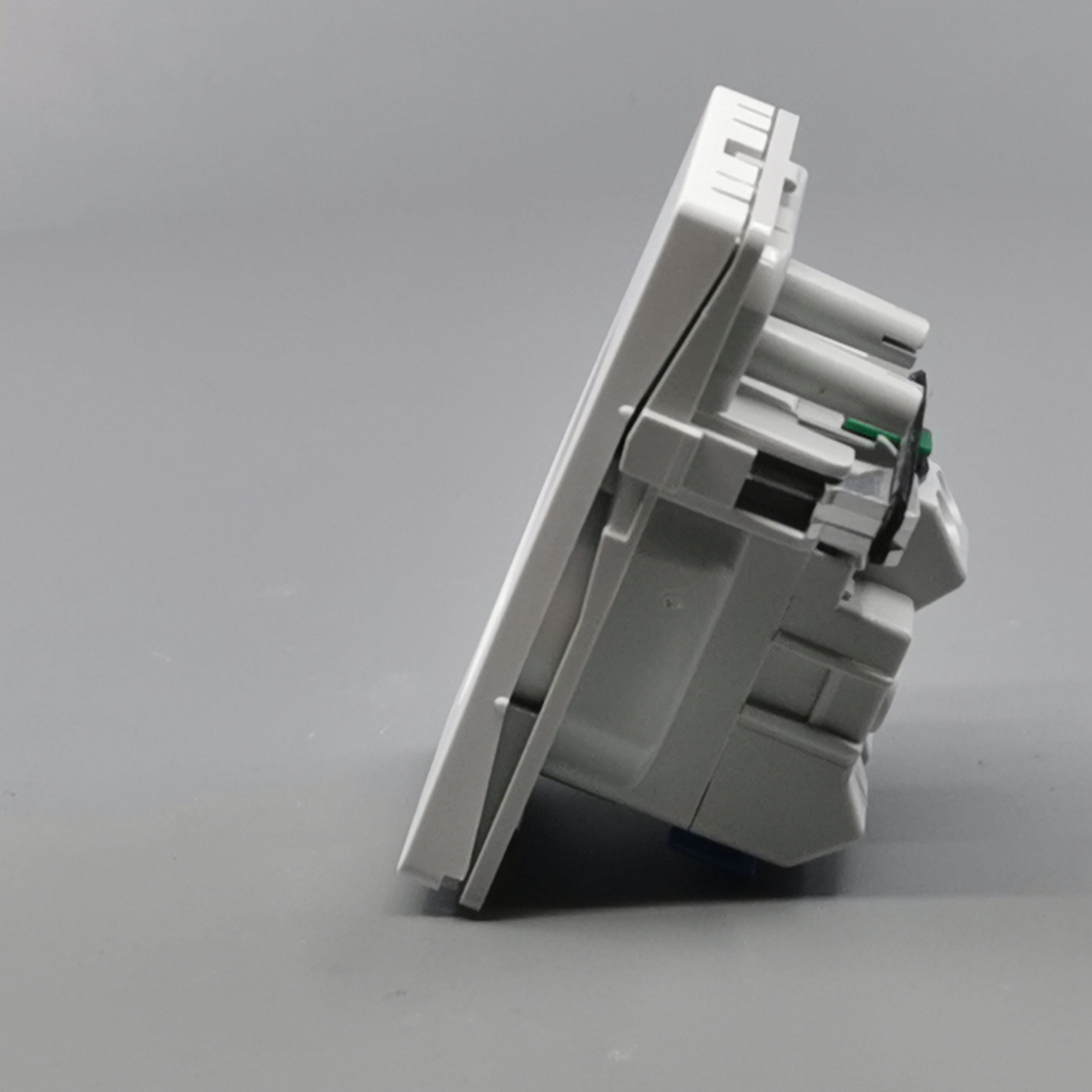 Fuga stikkontakt m. pindjord 1½ modul 2-pol - hvid