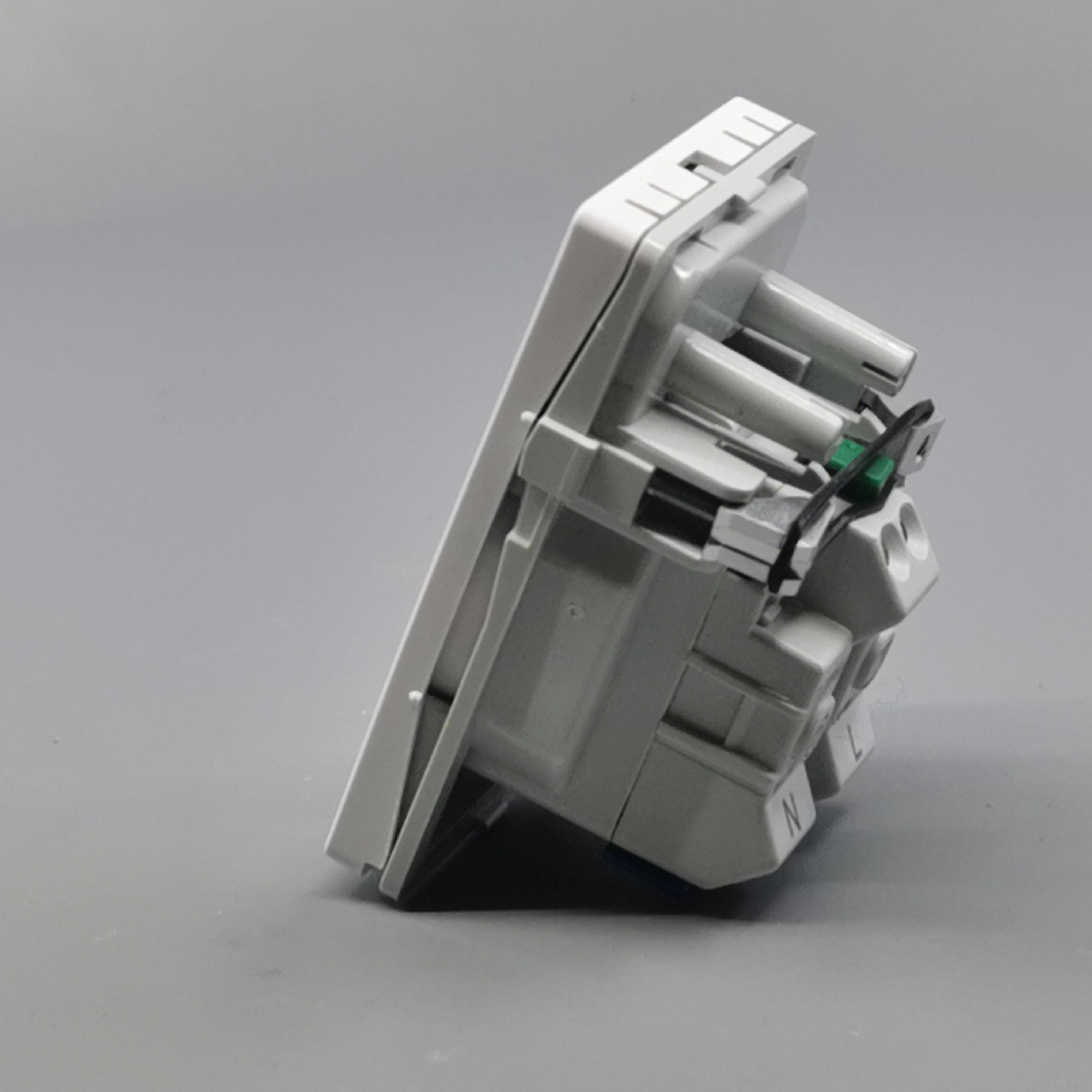 Fuga stikkontakt m. pindjord 1½ modul 2-pol - hvid