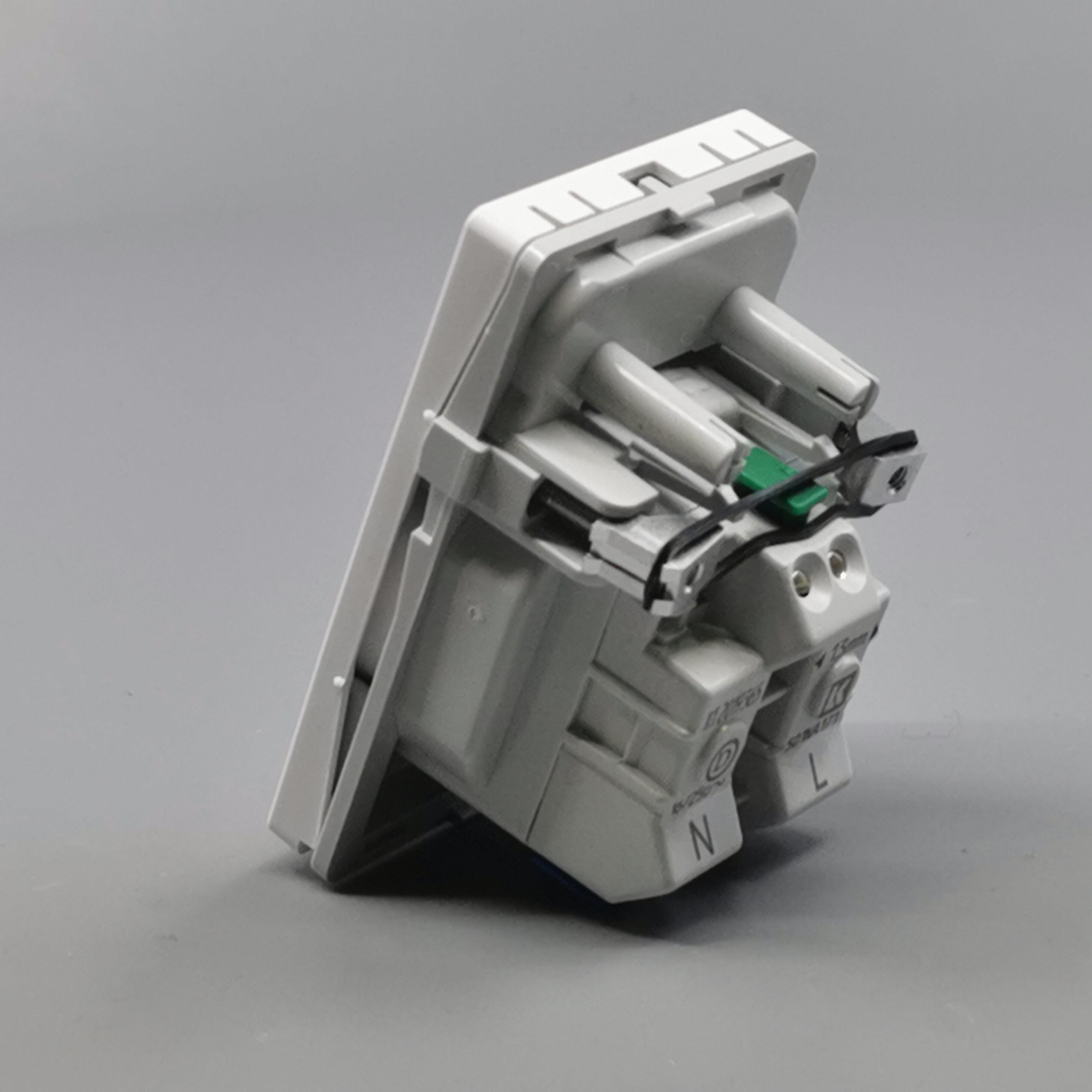 Fuga stikkontakt m. pindjord 1½ modul 2-pol - hvid