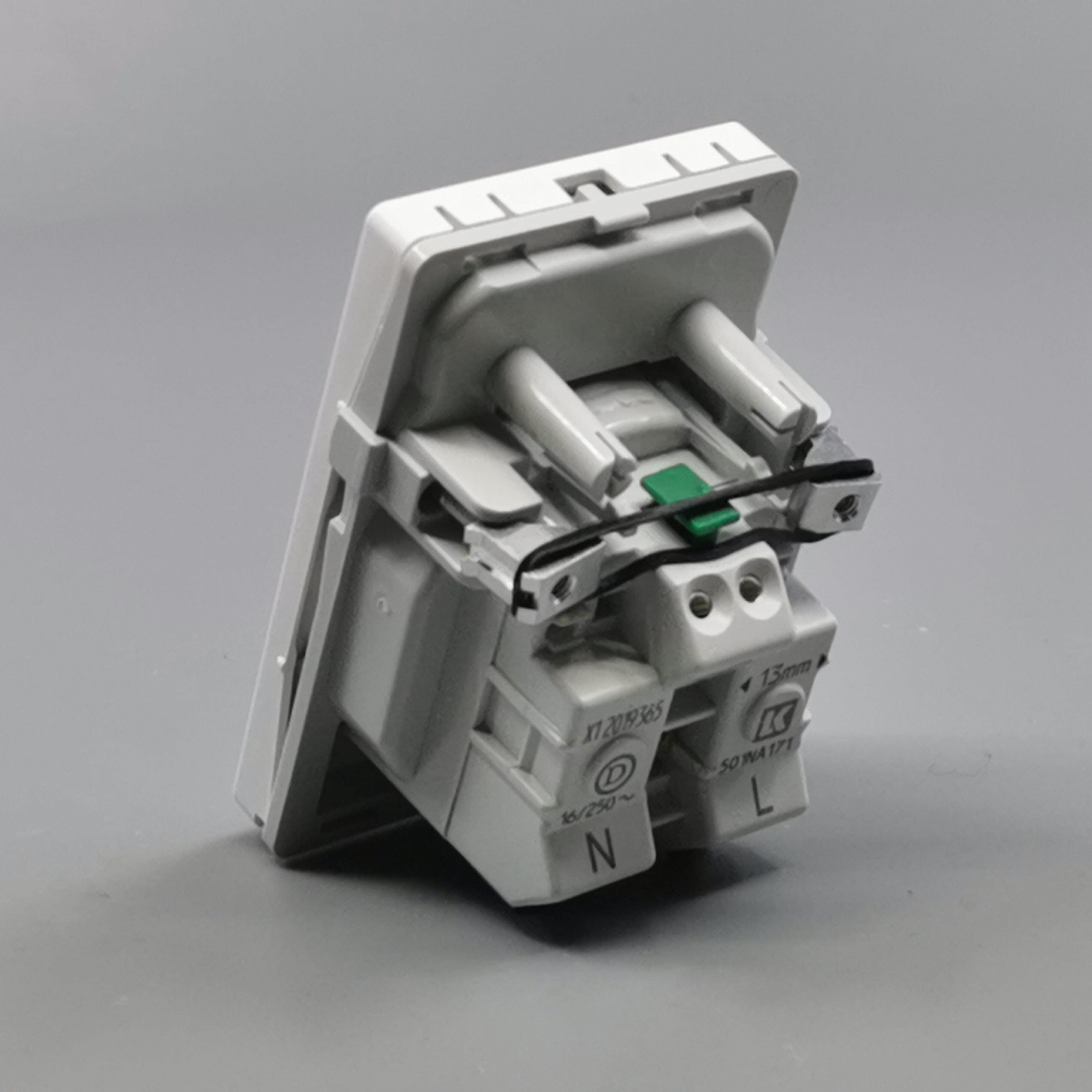 Fuga stikkontakt m. pindjord 1½ modul 2-pol - hvid