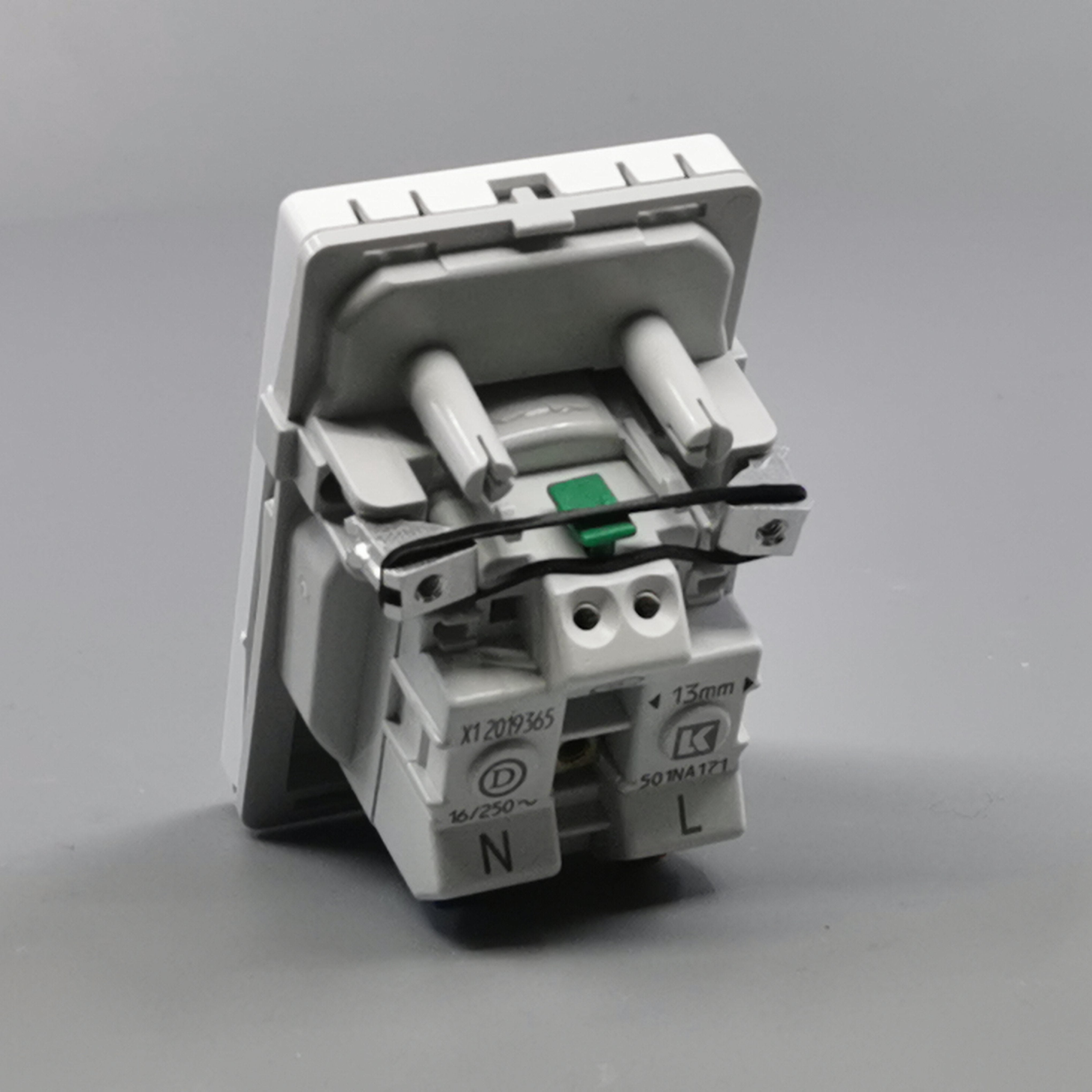 Fuga stikkontakt m. pindjord 1½ modul 2-pol - hvid