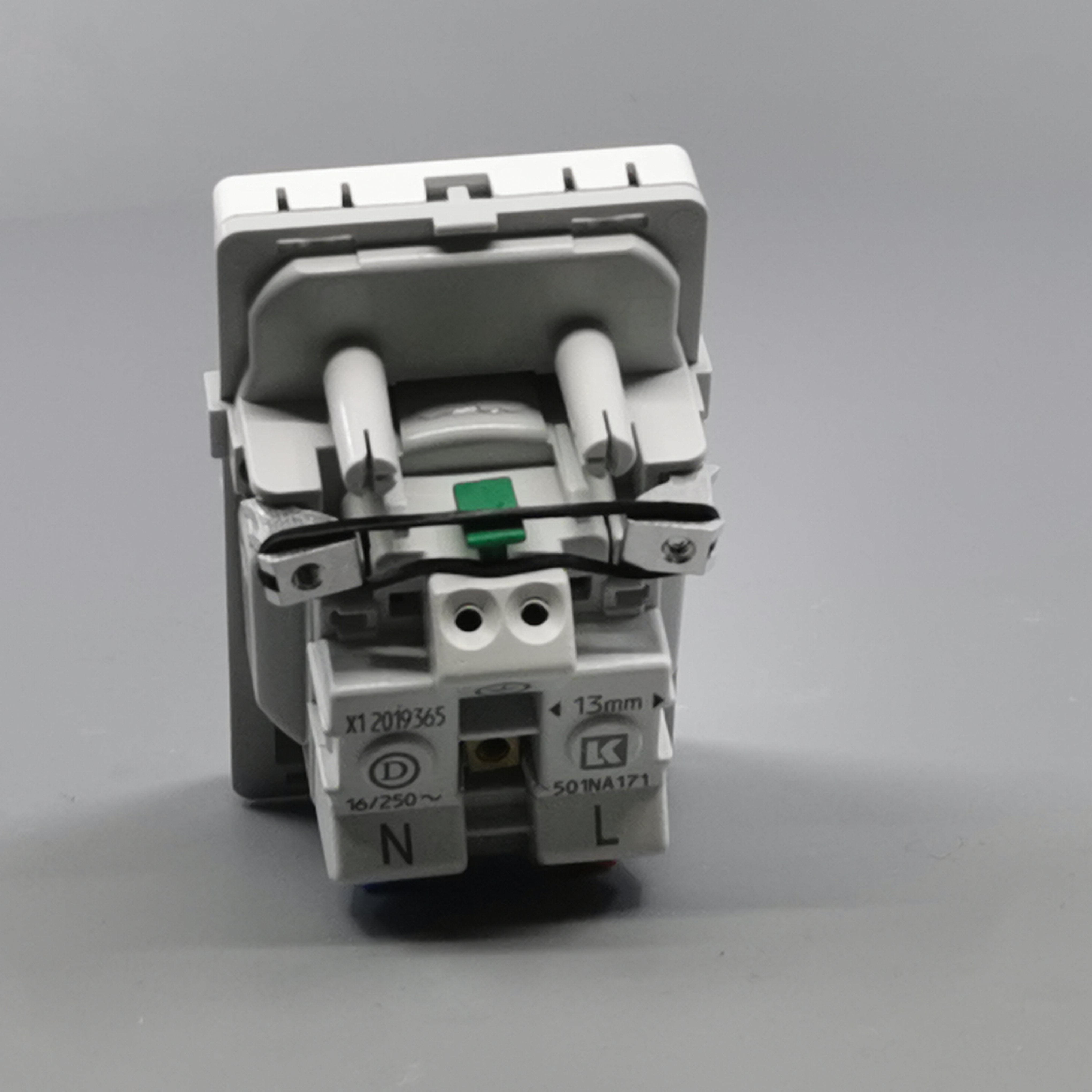 Fuga stikkontakt m. pindjord 1½ modul 2-pol - hvid