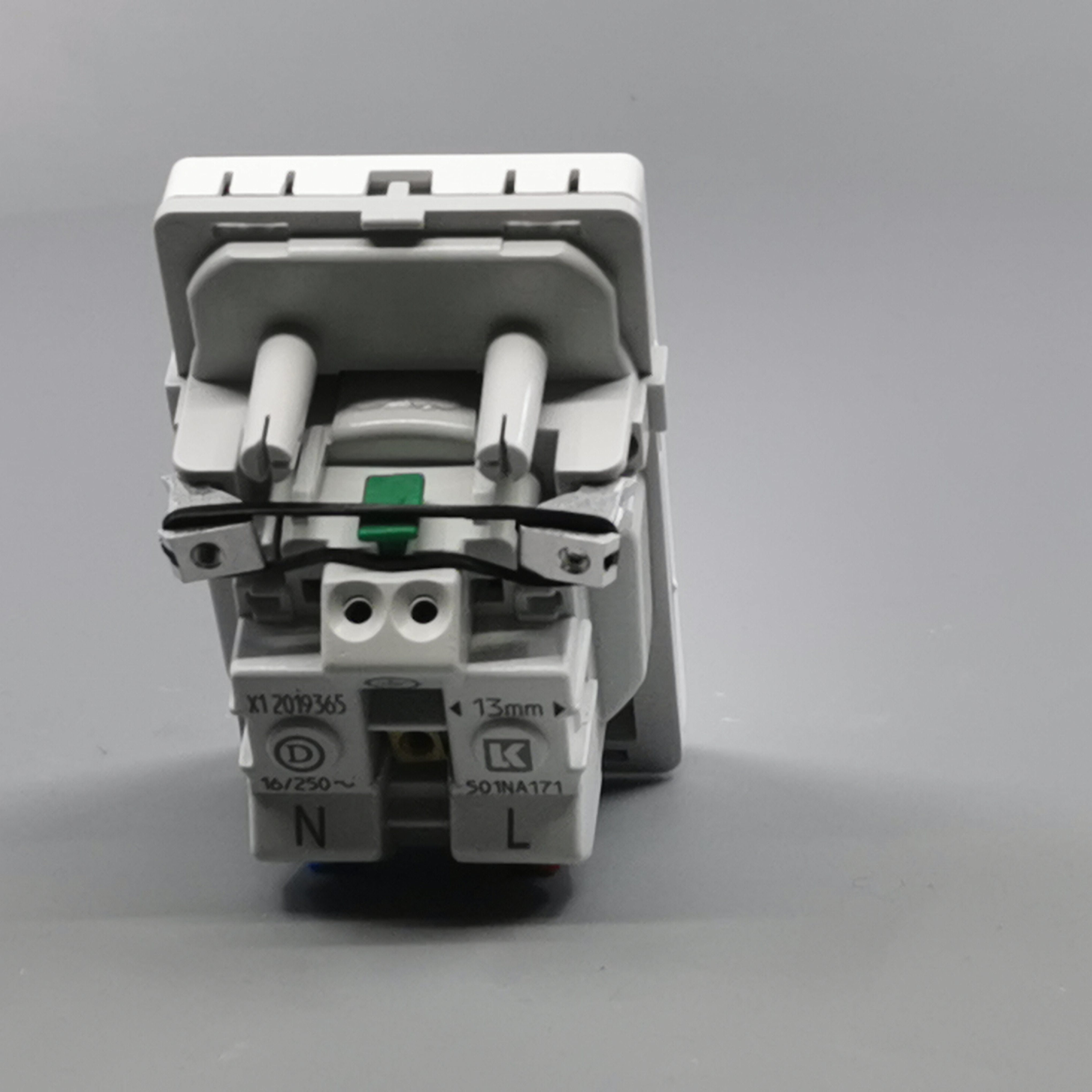 Fuga stikkontakt m. pindjord 1½ modul 2-pol - hvid